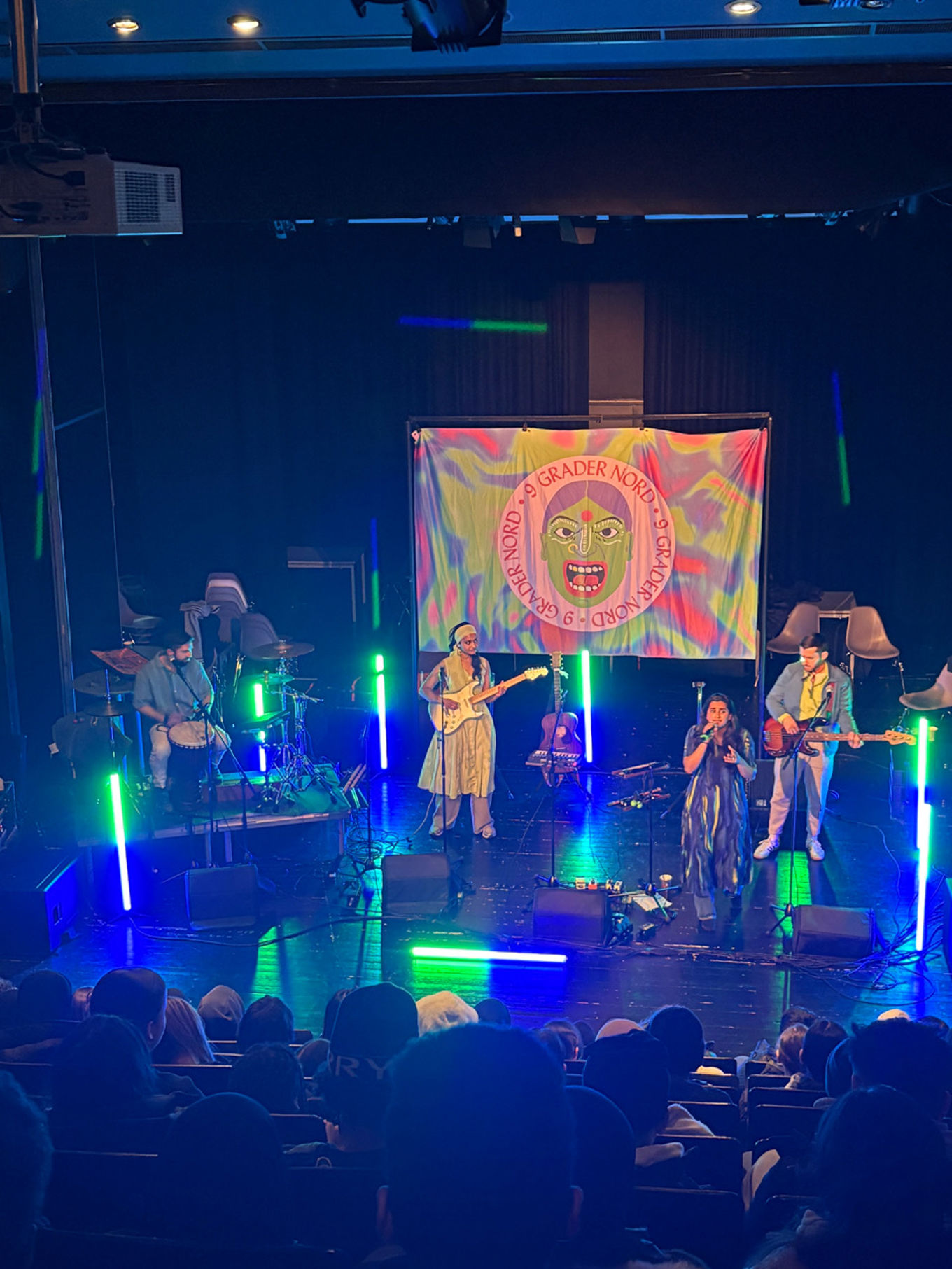 en gruppe mennesker på en scene