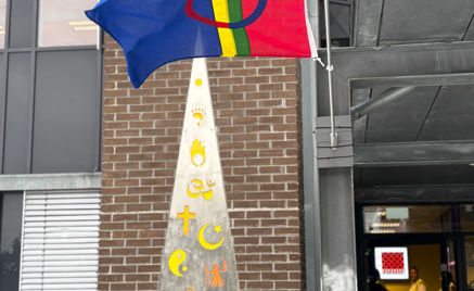 Et flagg på en stang