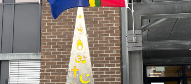 Et flagg på en stang