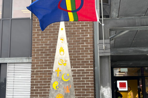 Et flagg på en stang