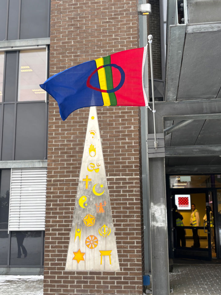 Et flagg på en stang