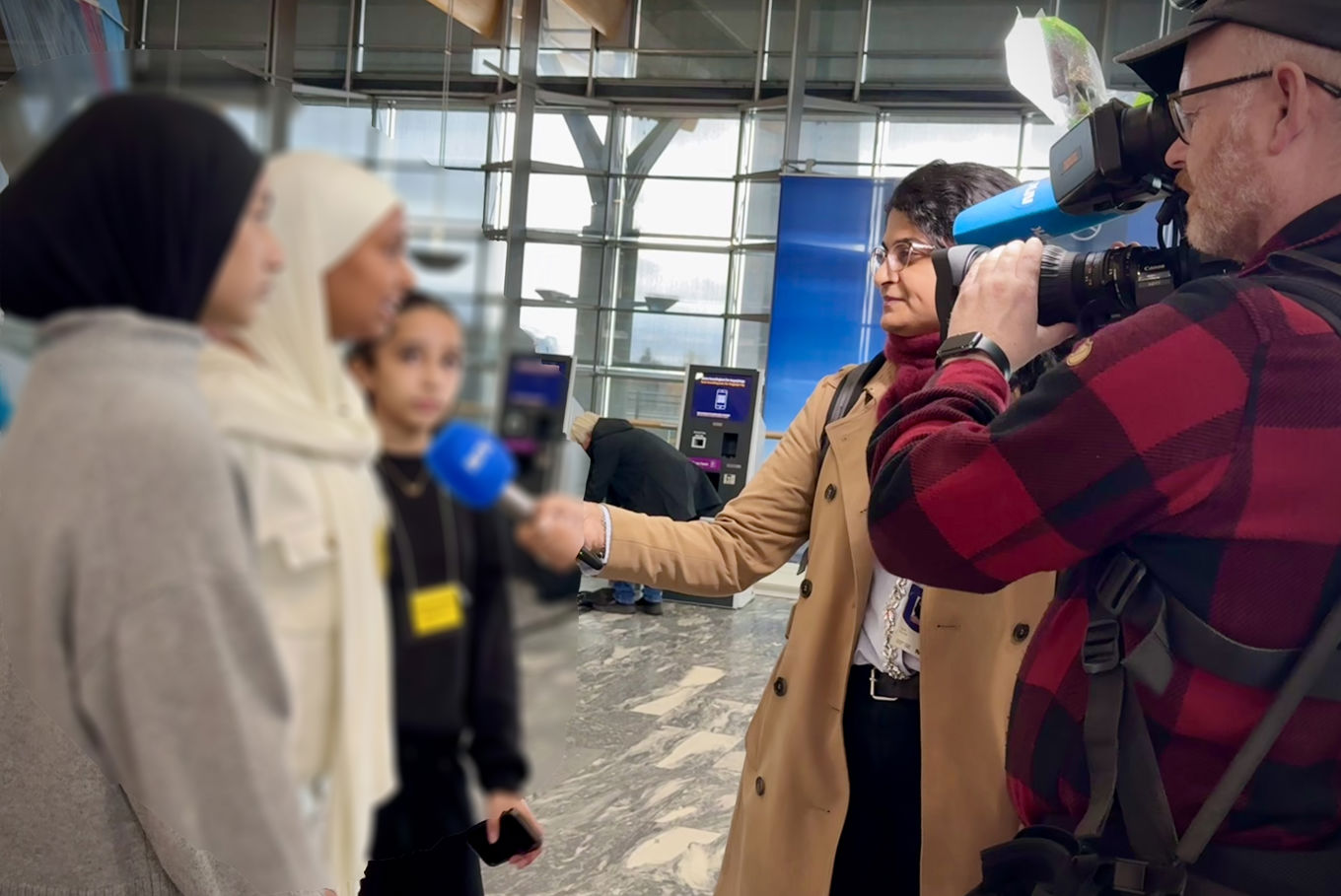 en gruppe mennesker som tar bilder en gruppe mennesker som tar bilder