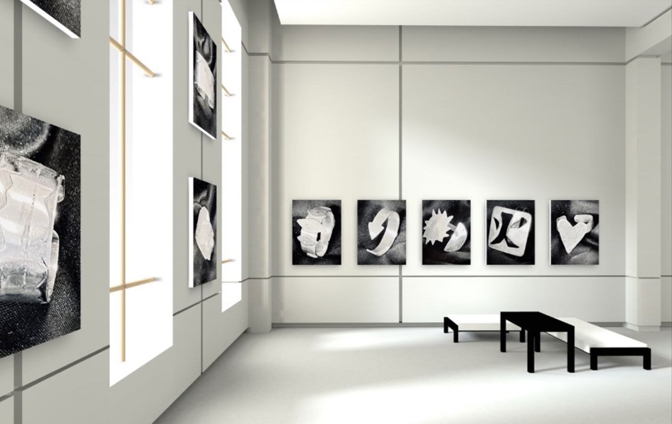 et rom med en benk og en vegg med kunst