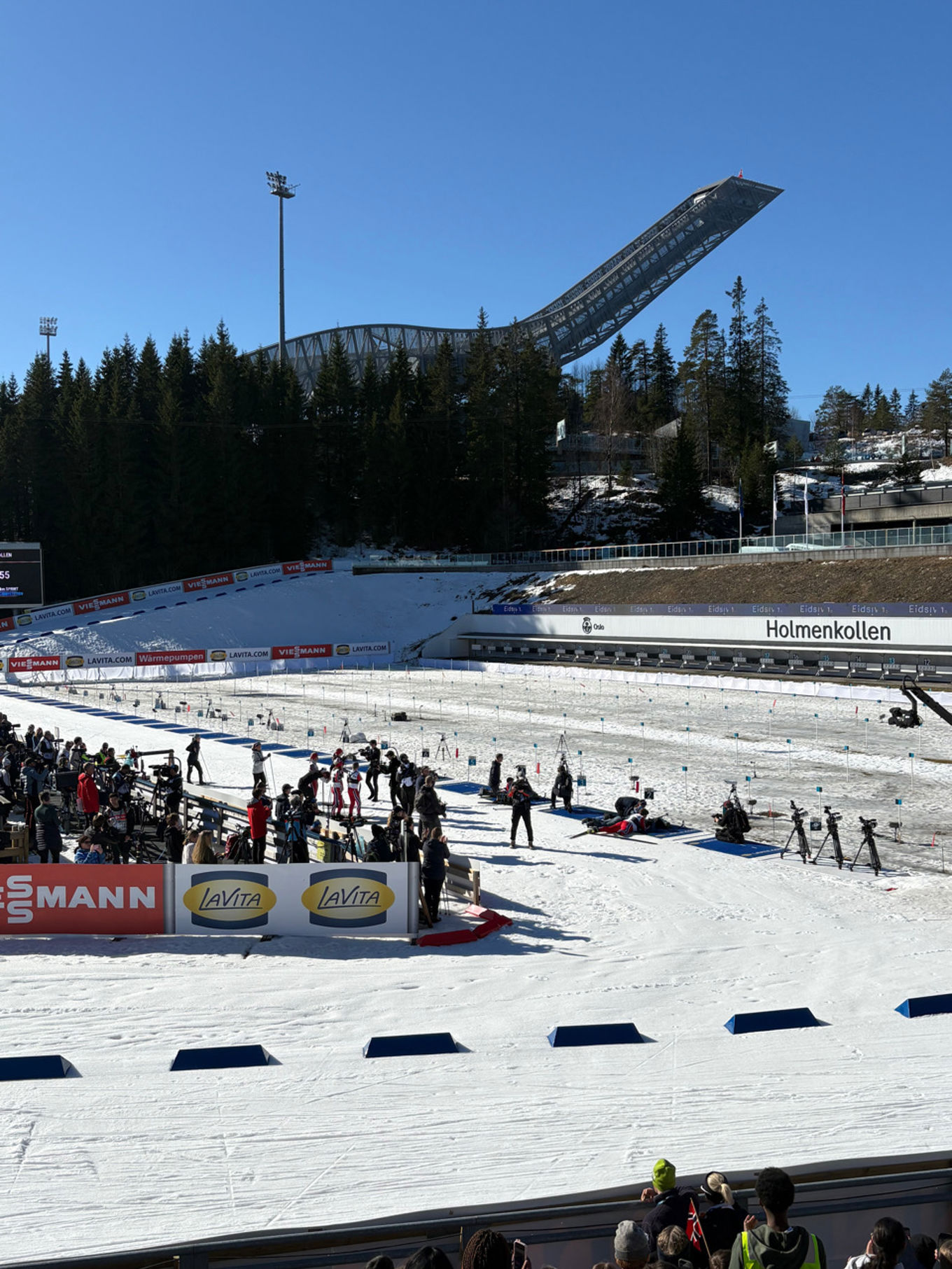 En folkemengde på et skianlegg