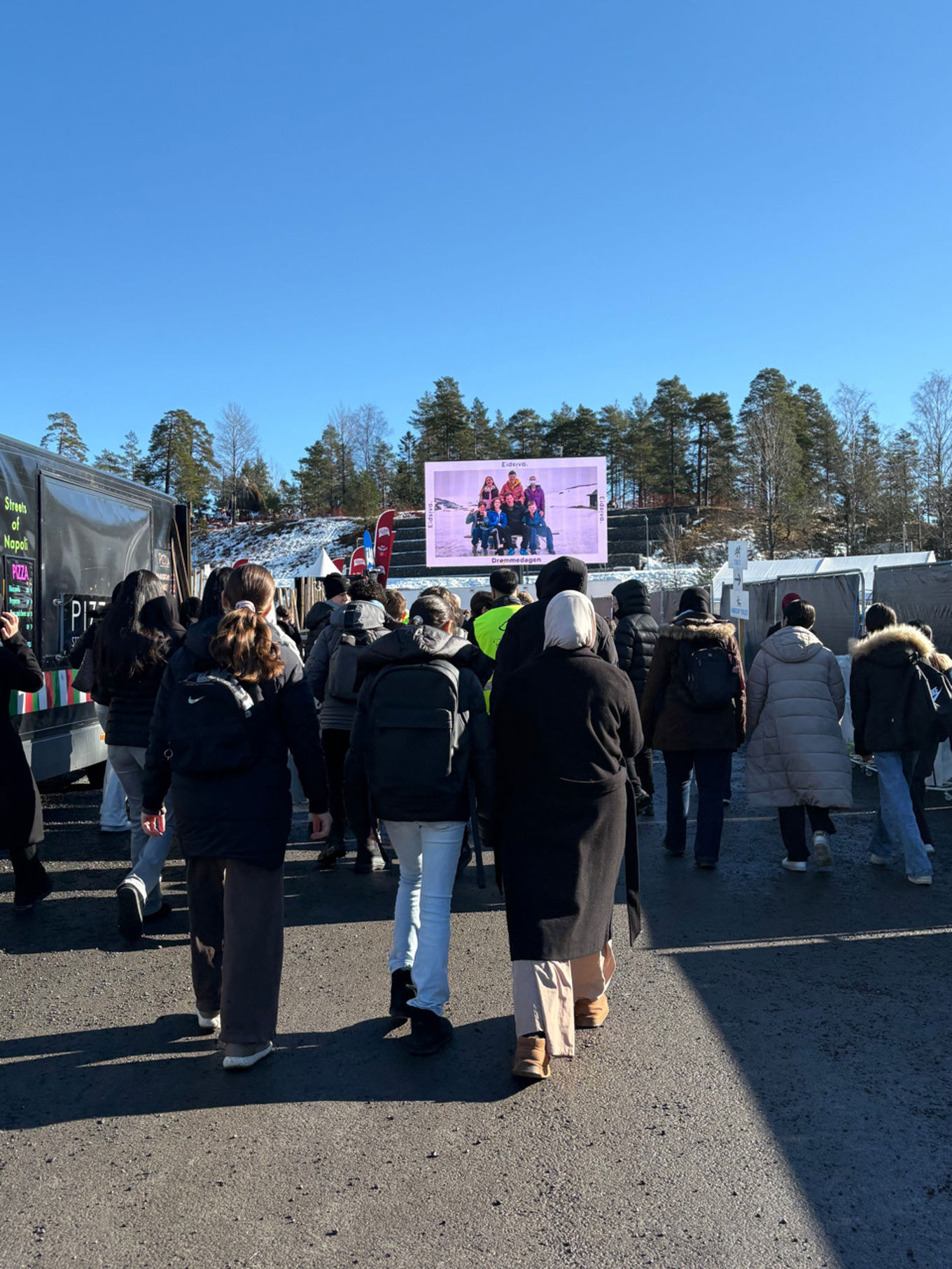 en gruppe mennesker som står utenfor