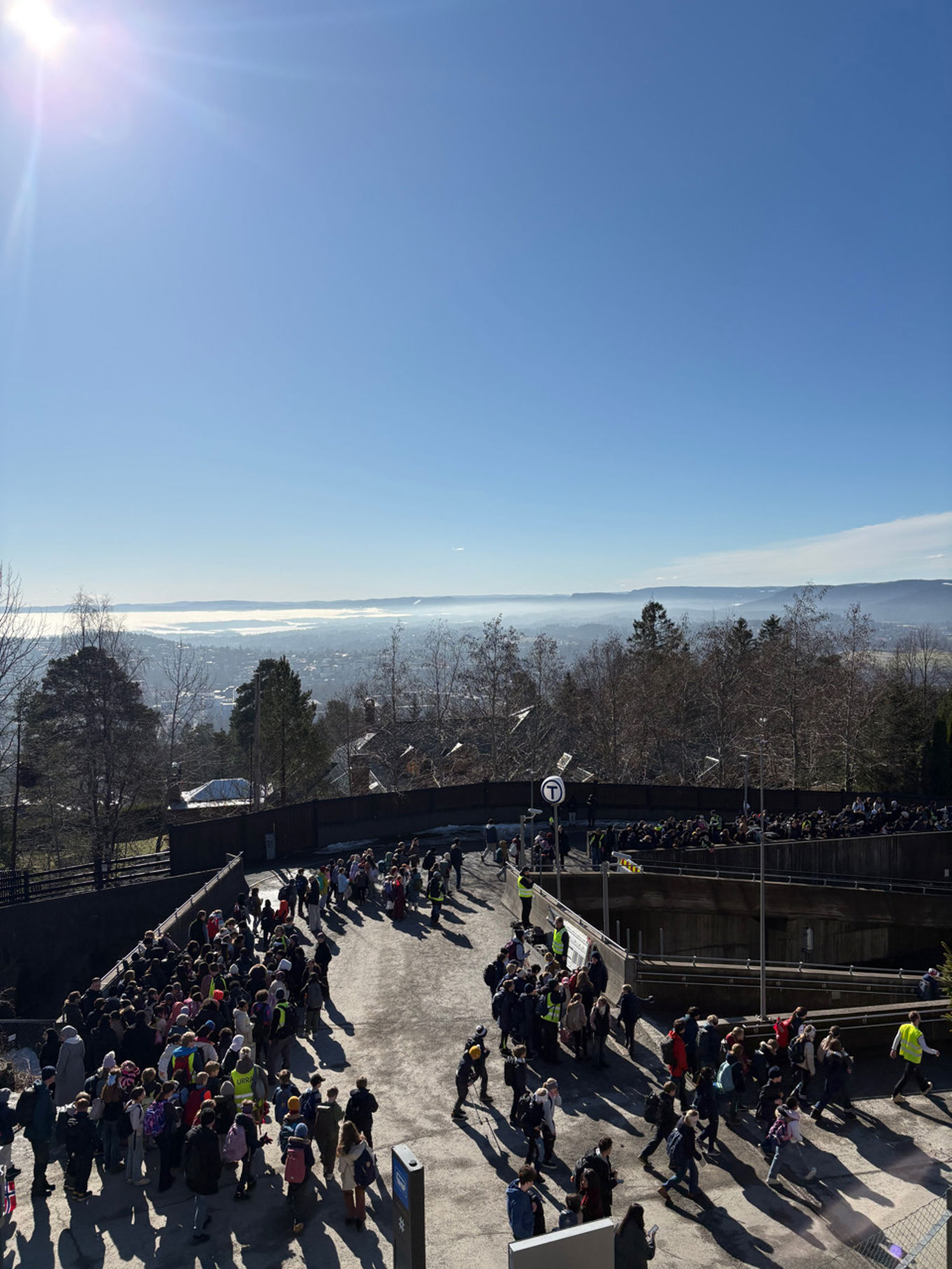 En gruppe mennesker på en bro