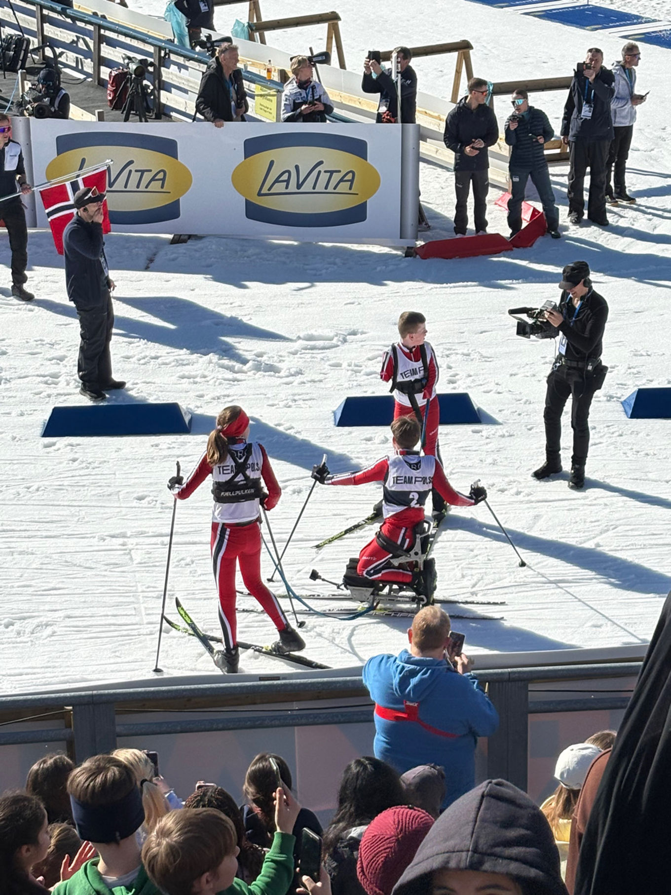en gruppe mennesker som ser på en skiløper