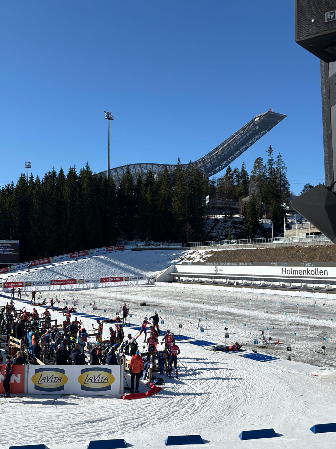 En gruppe mennesker på en skibakke
