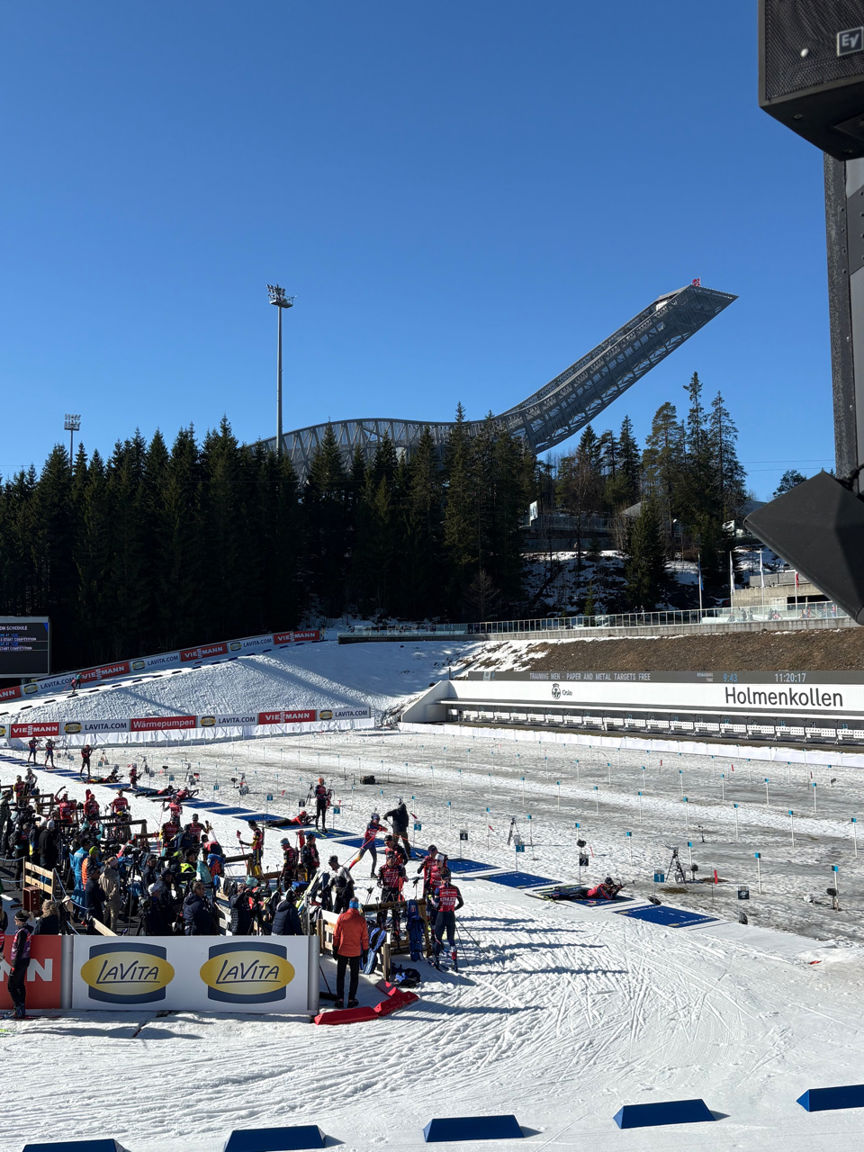 En gruppe mennesker på en skibakke