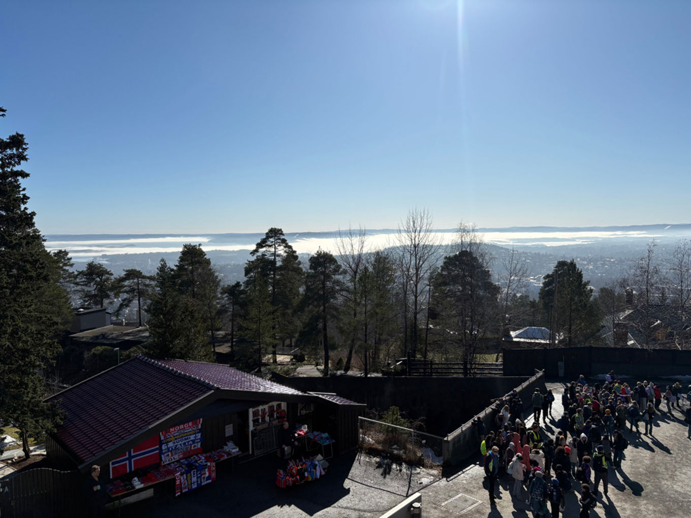 En gruppe mennesker utenfor