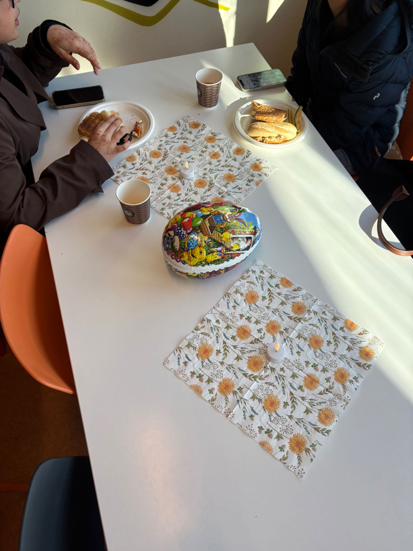 et bord med tallerkener full av mat på