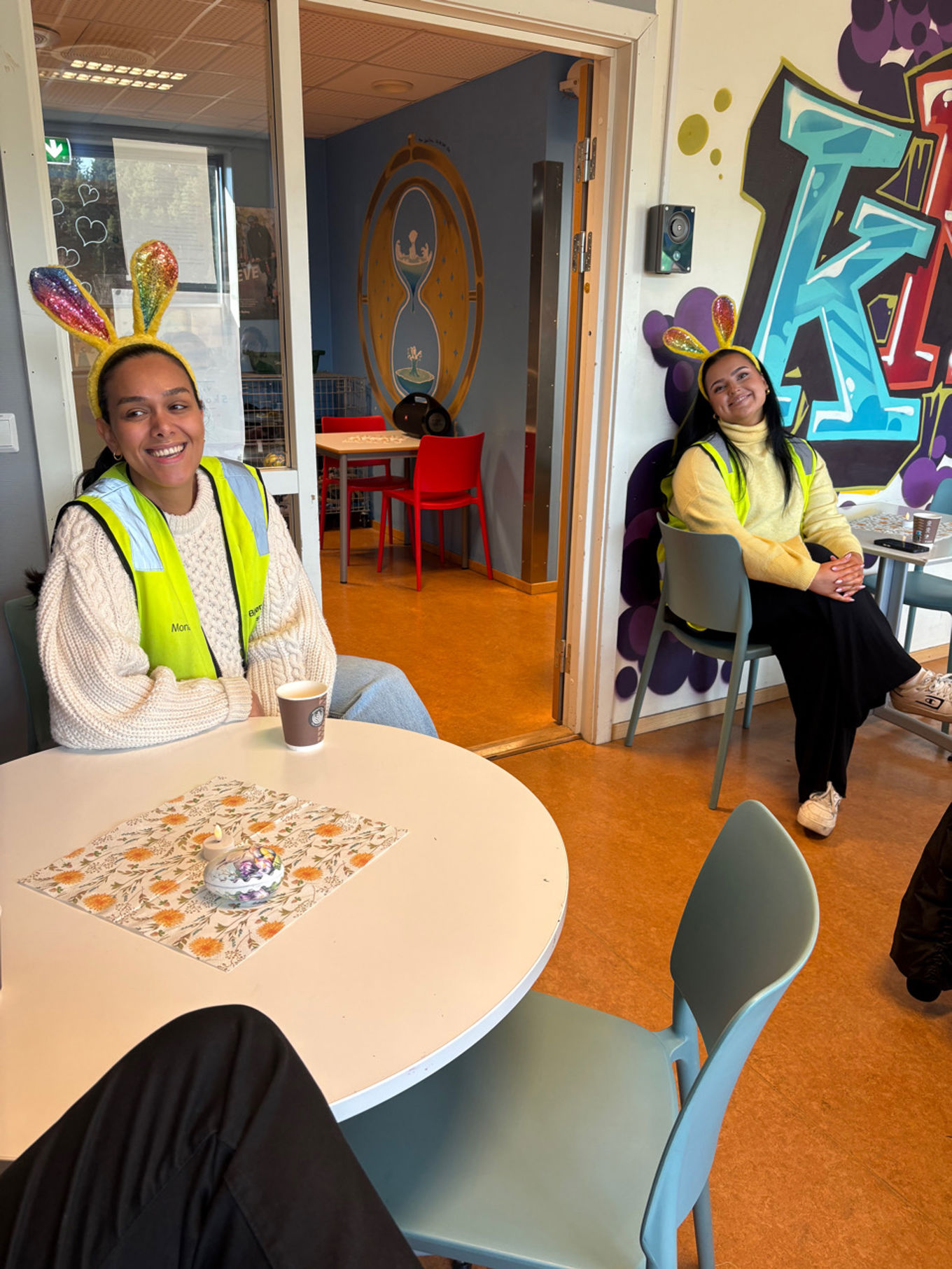 et par personr som sitter ved et bord med pizza