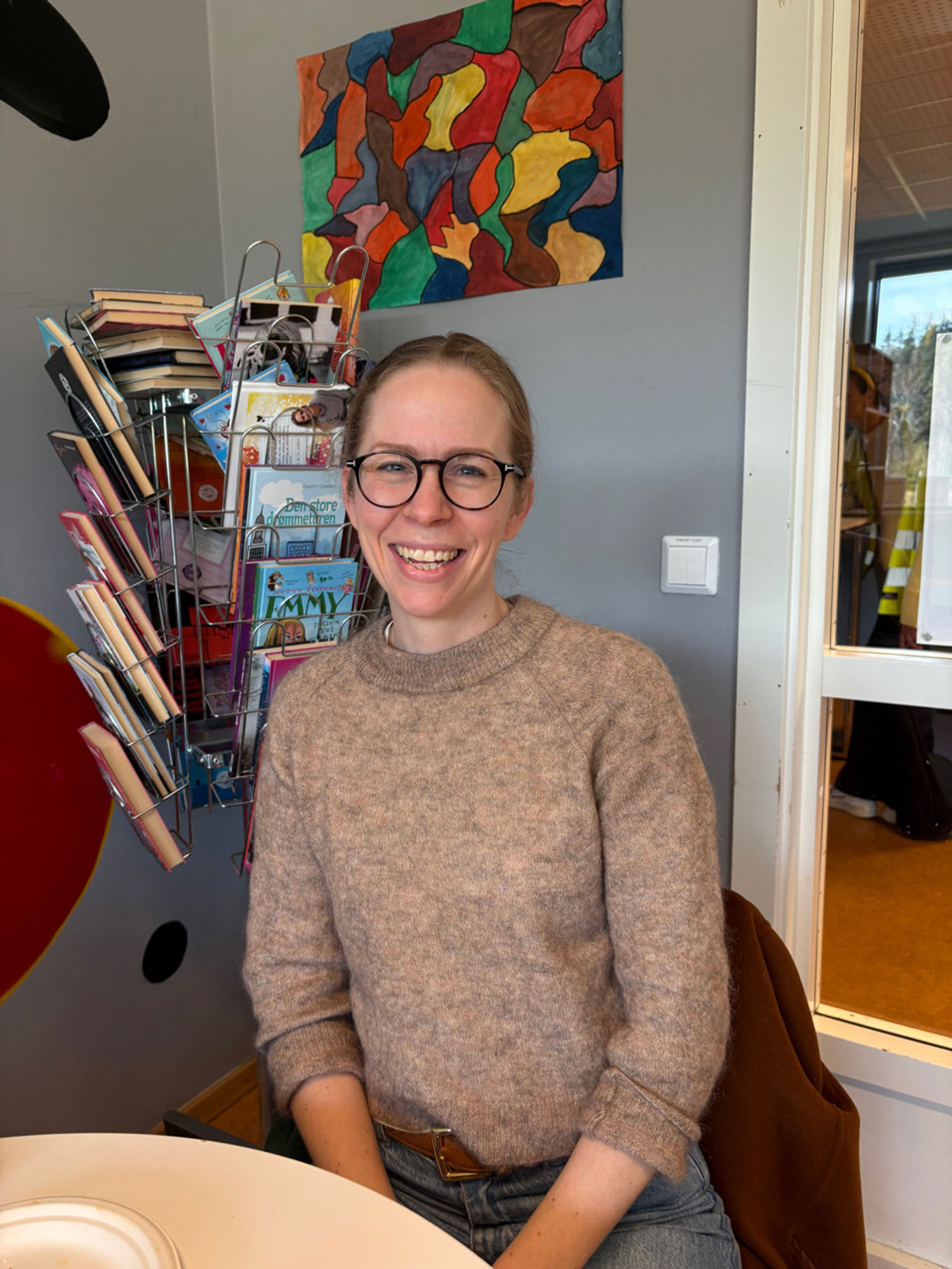 En person som sitter i en stol