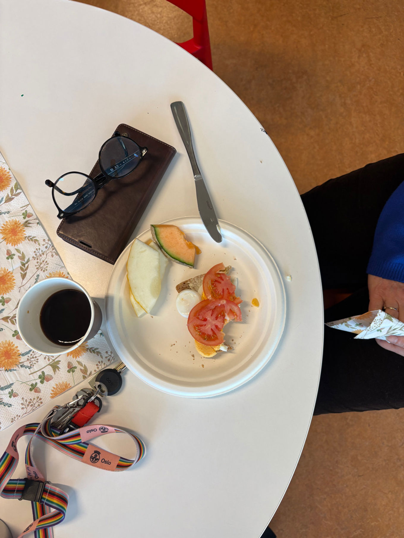 en tallerken mat og en kopp kaffe på et bord