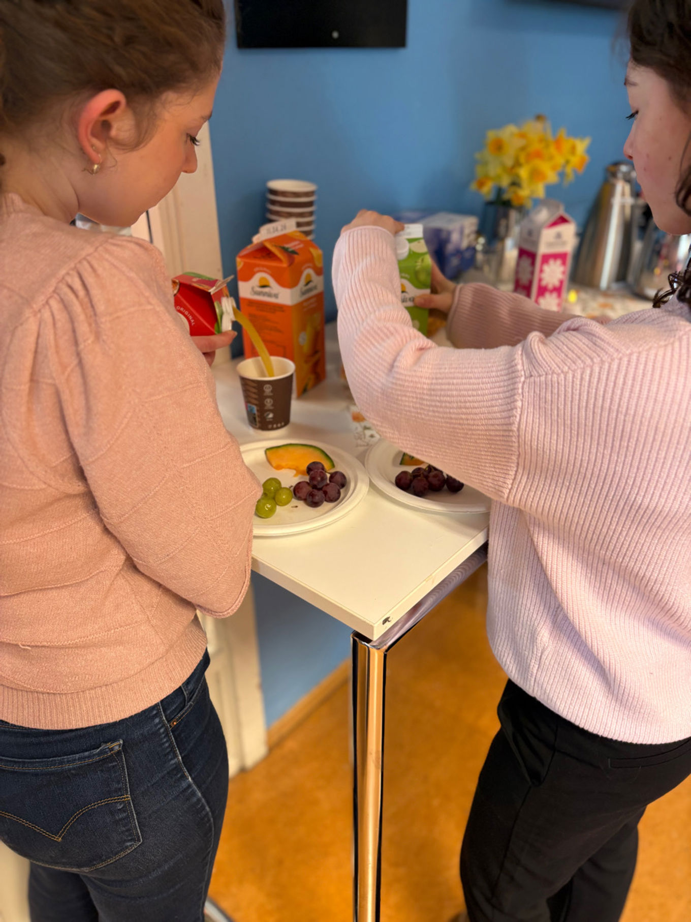 et par personr som står ved en disk med mat på