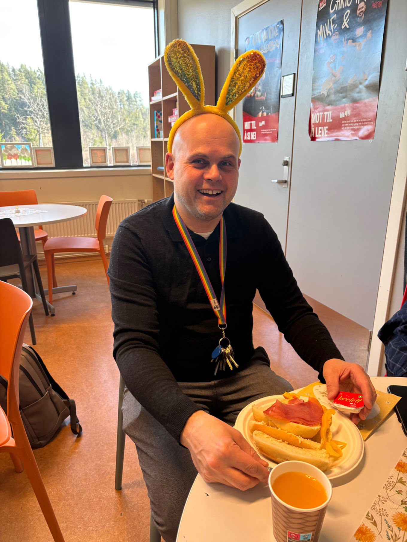 en person med krone og som holder en tallerken med mat