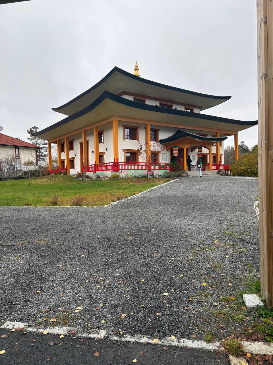 En bygning med rødt tak