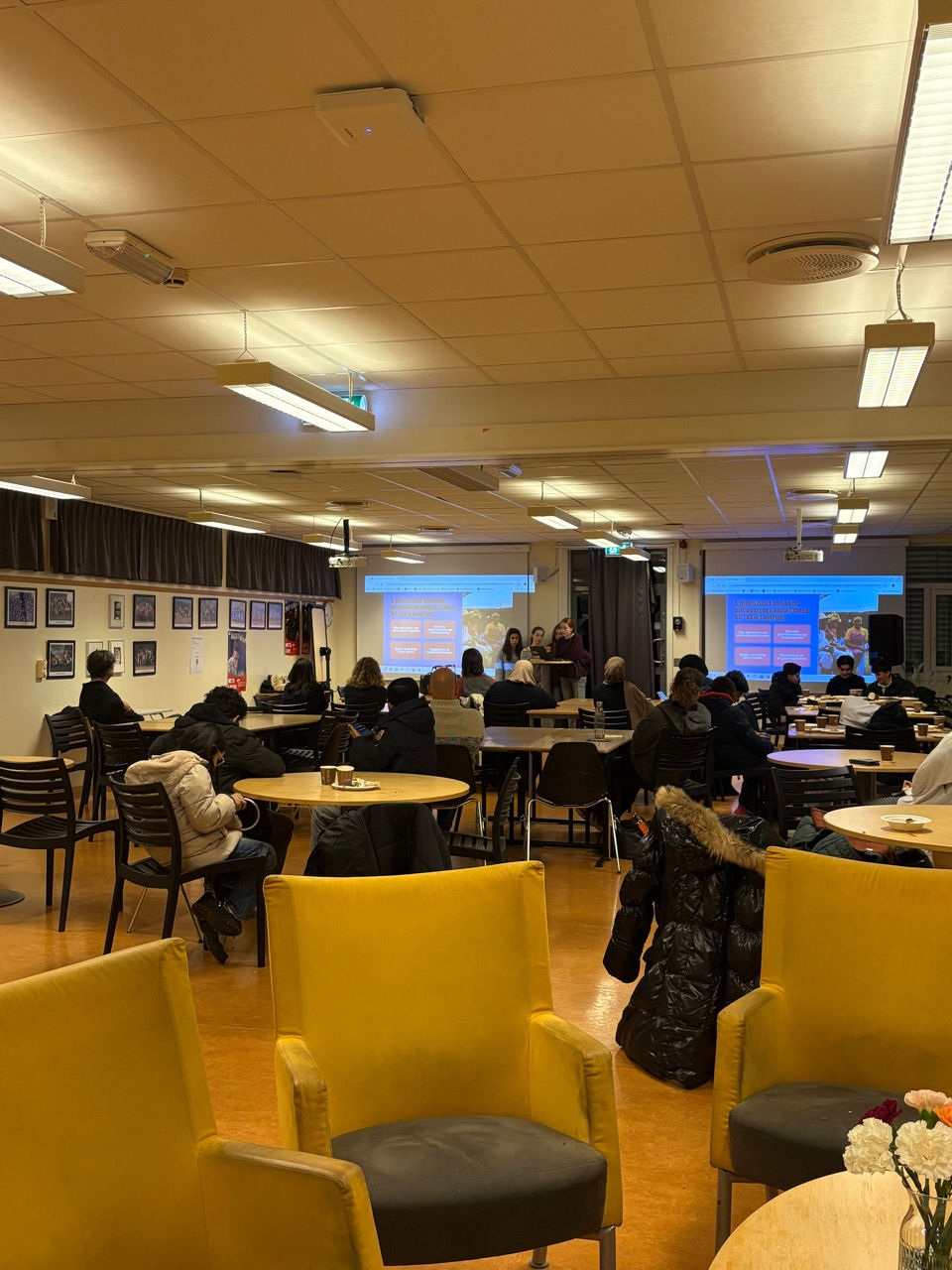 et rom med bord og stoler