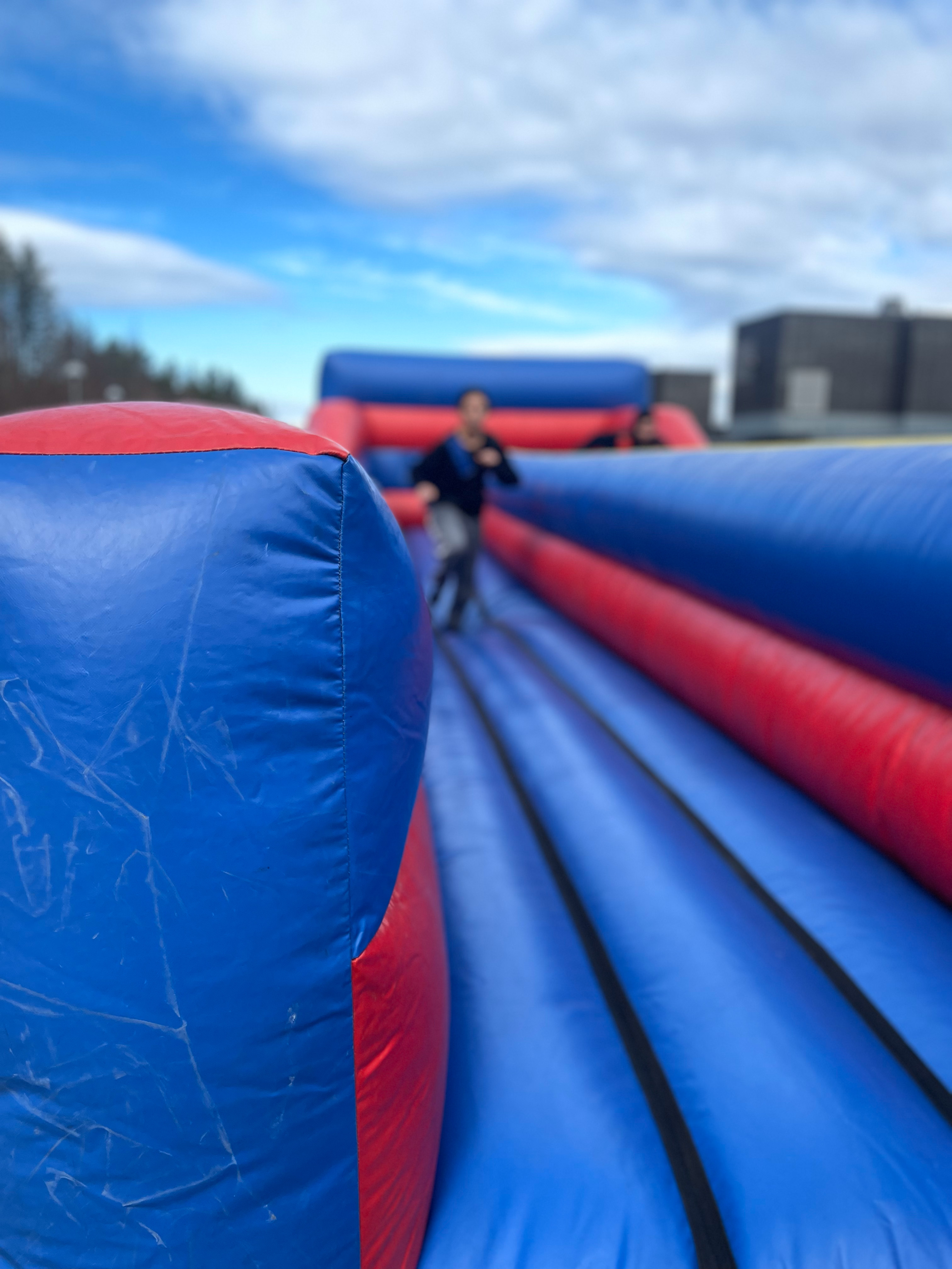 en person som står i en stor gruppe fargerike og røde og svarte telt