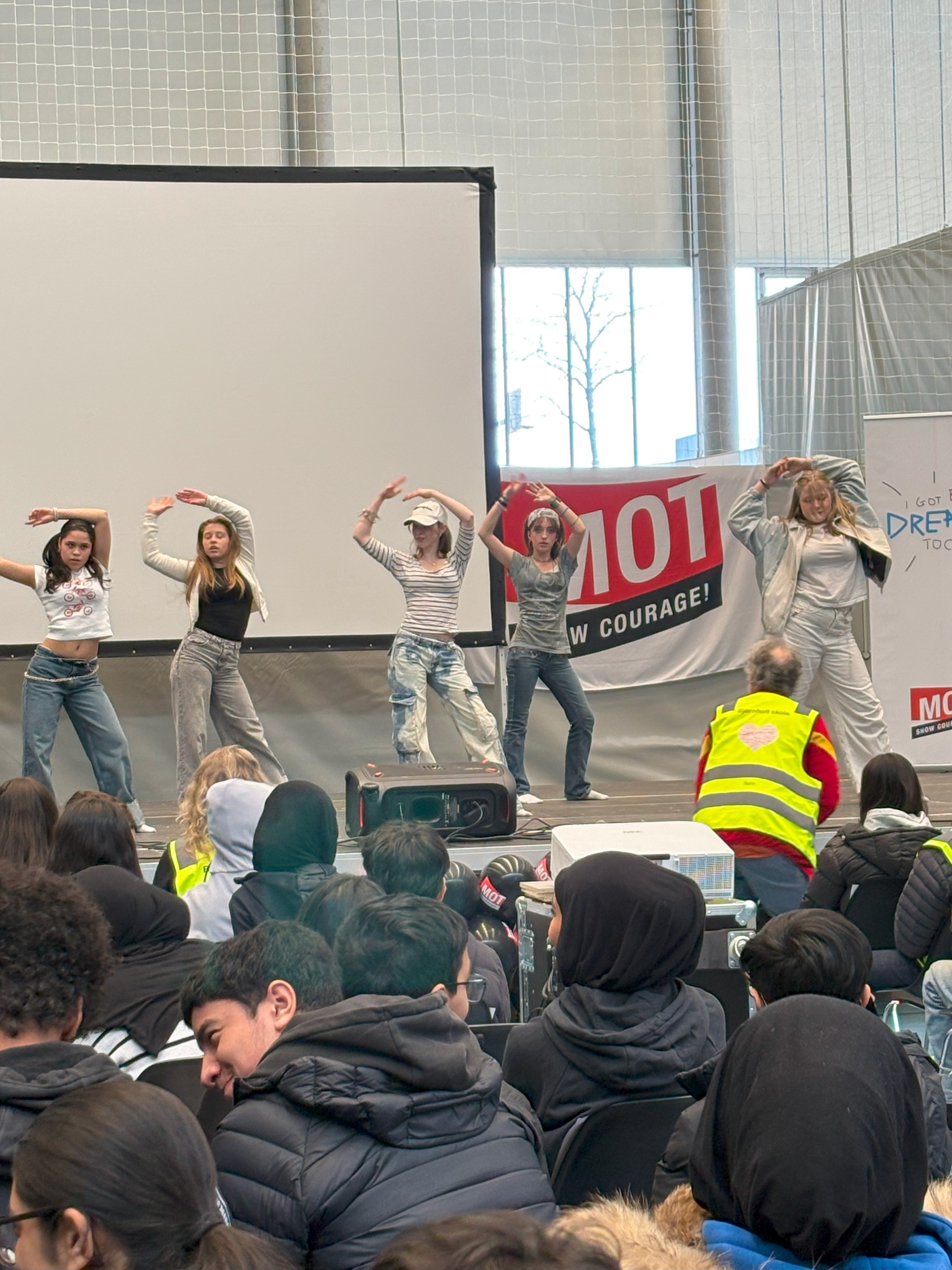 En gruppe mennesker på scenen