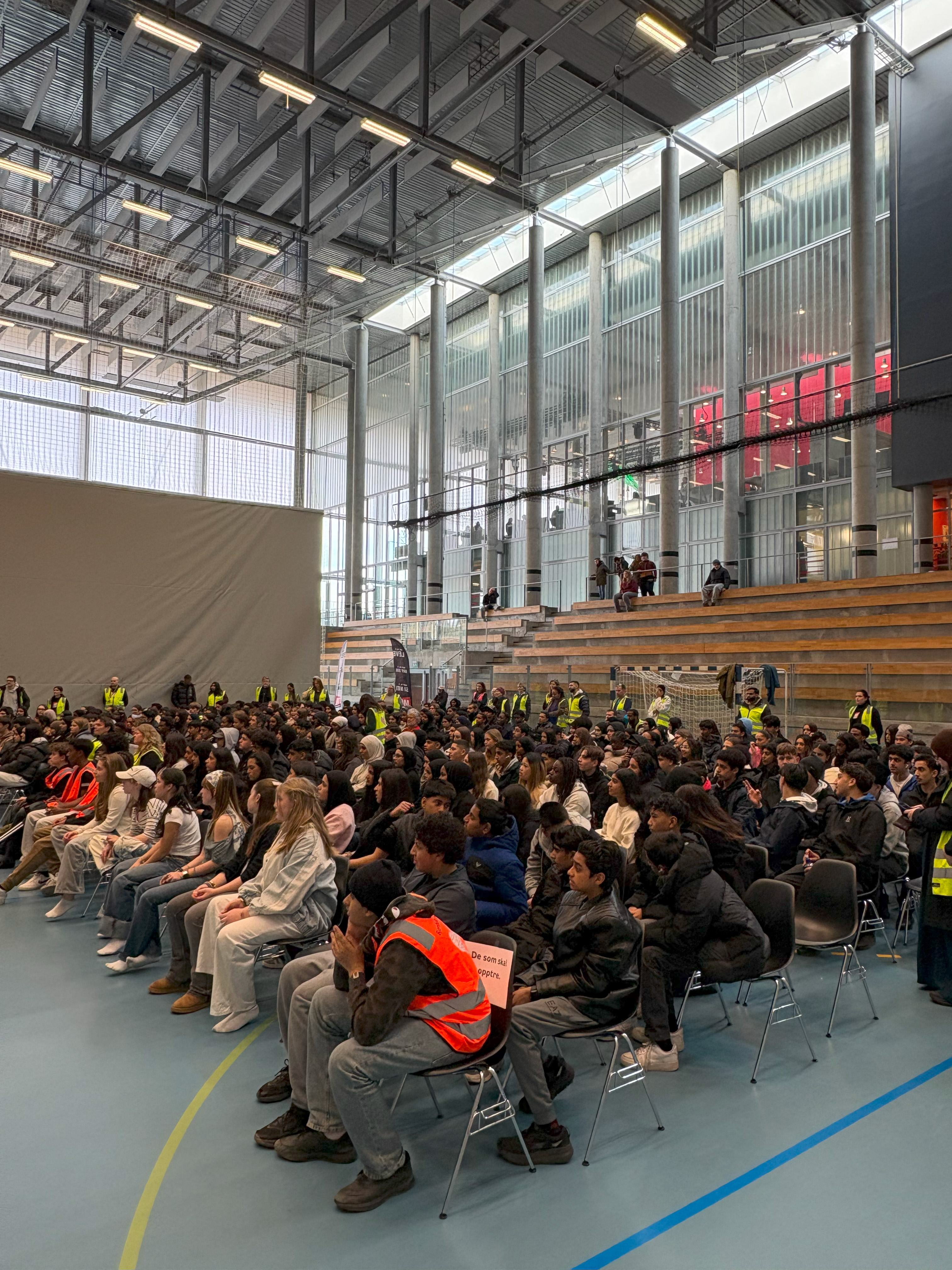 en gruppe mennesker som sitter i et rom