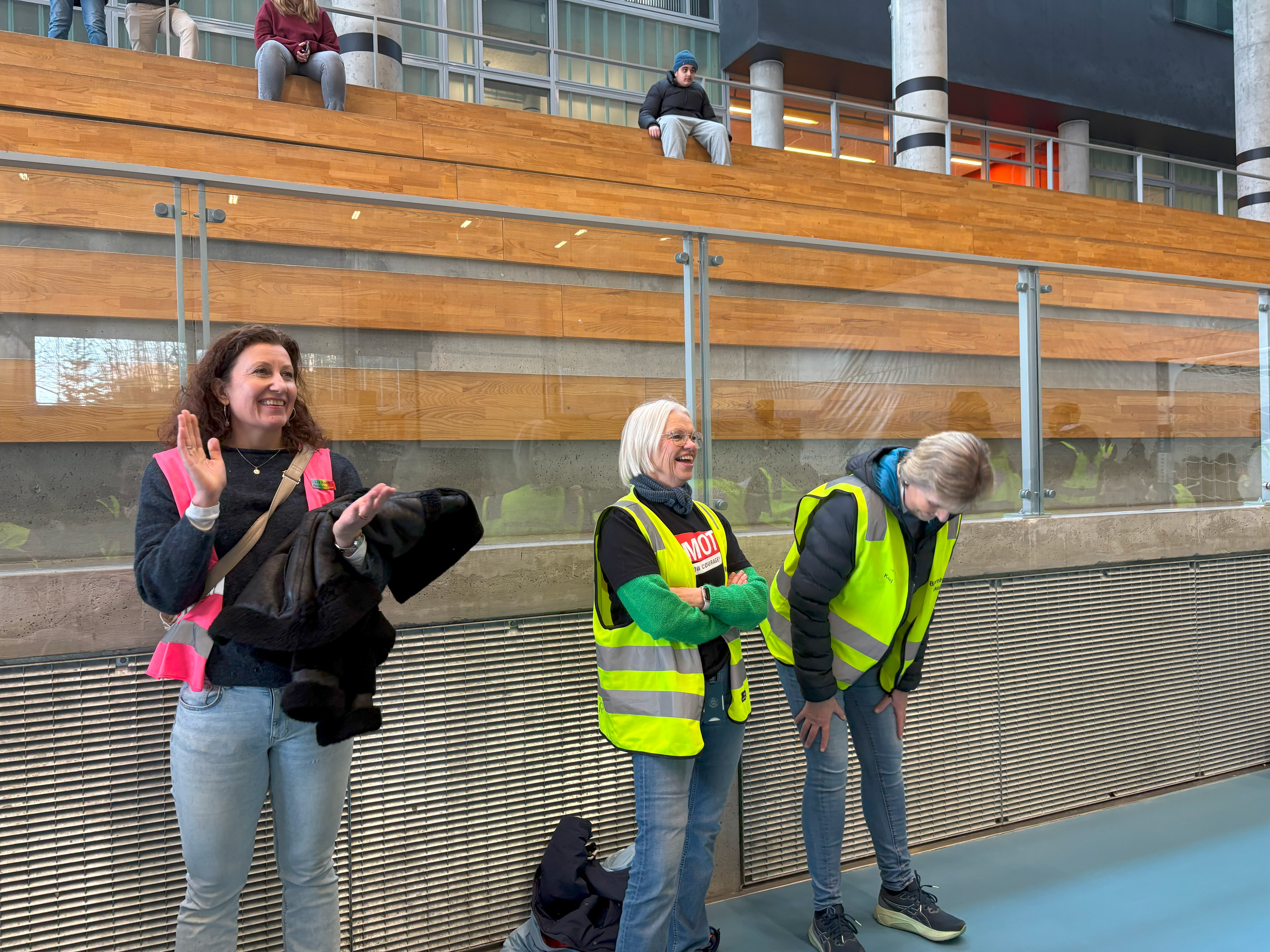 en gruppe mennesker som står utenfor