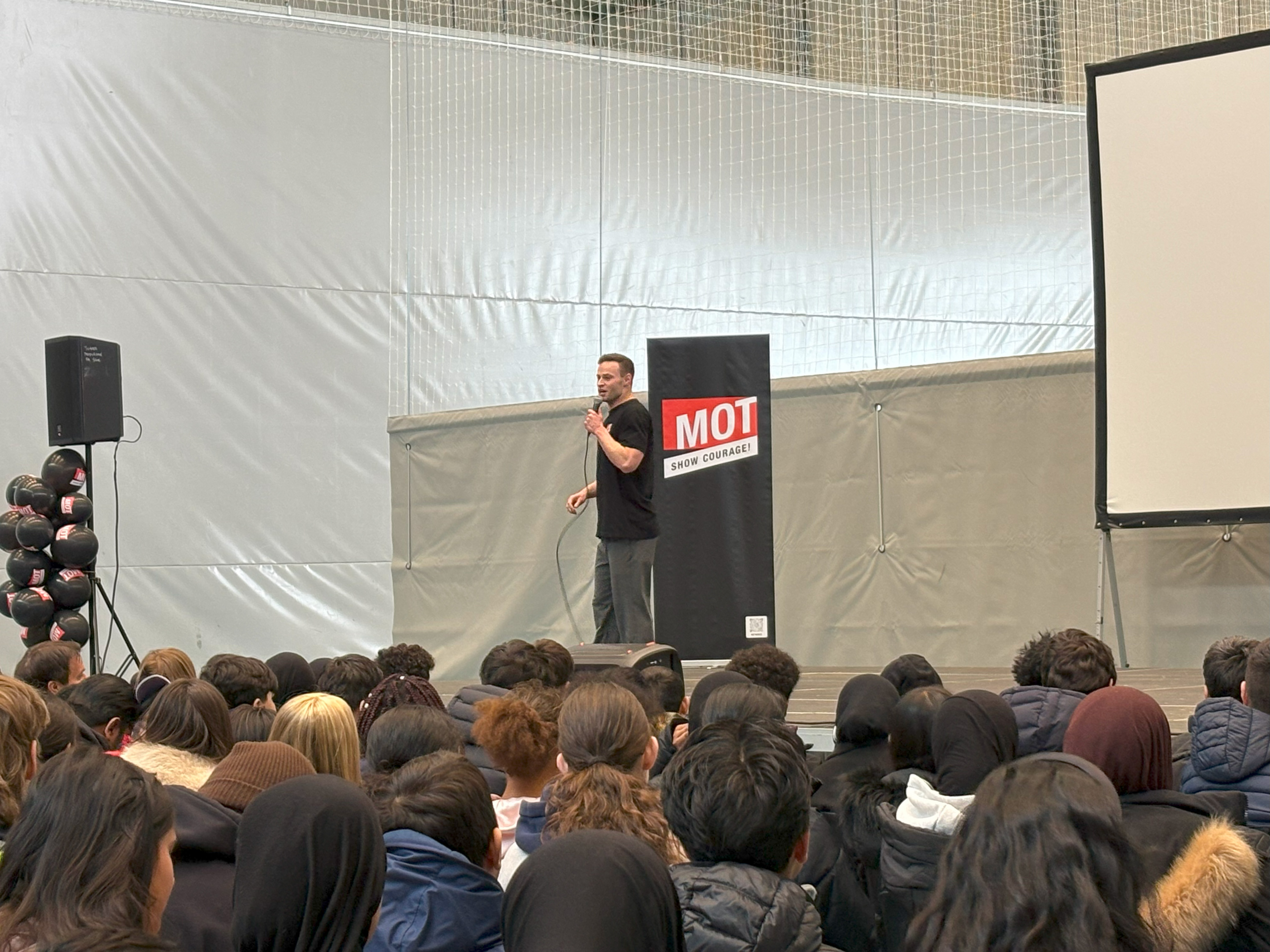 en person som snakker til en folkemengde