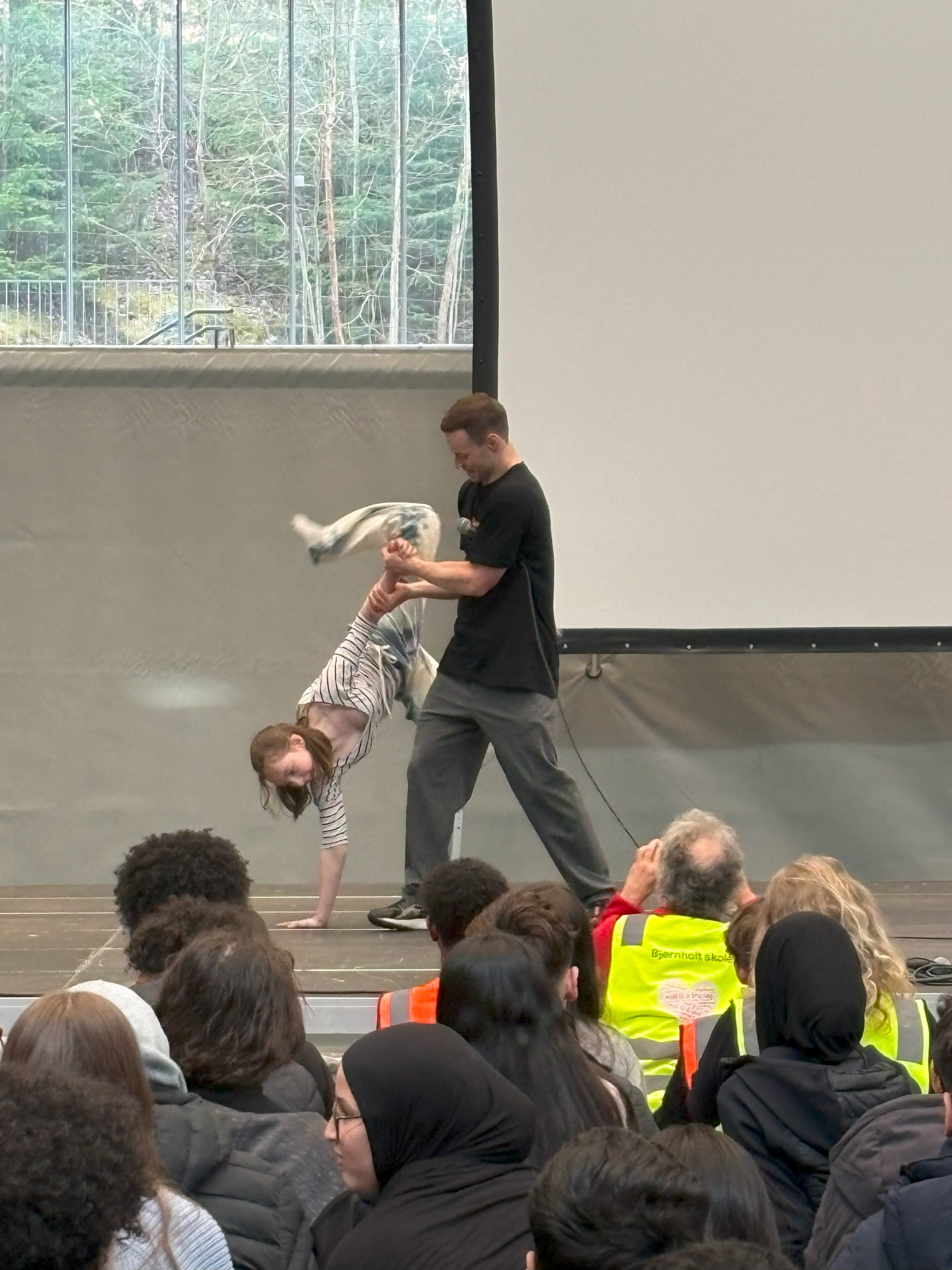 en person som holder en fugl foran en folkemengde