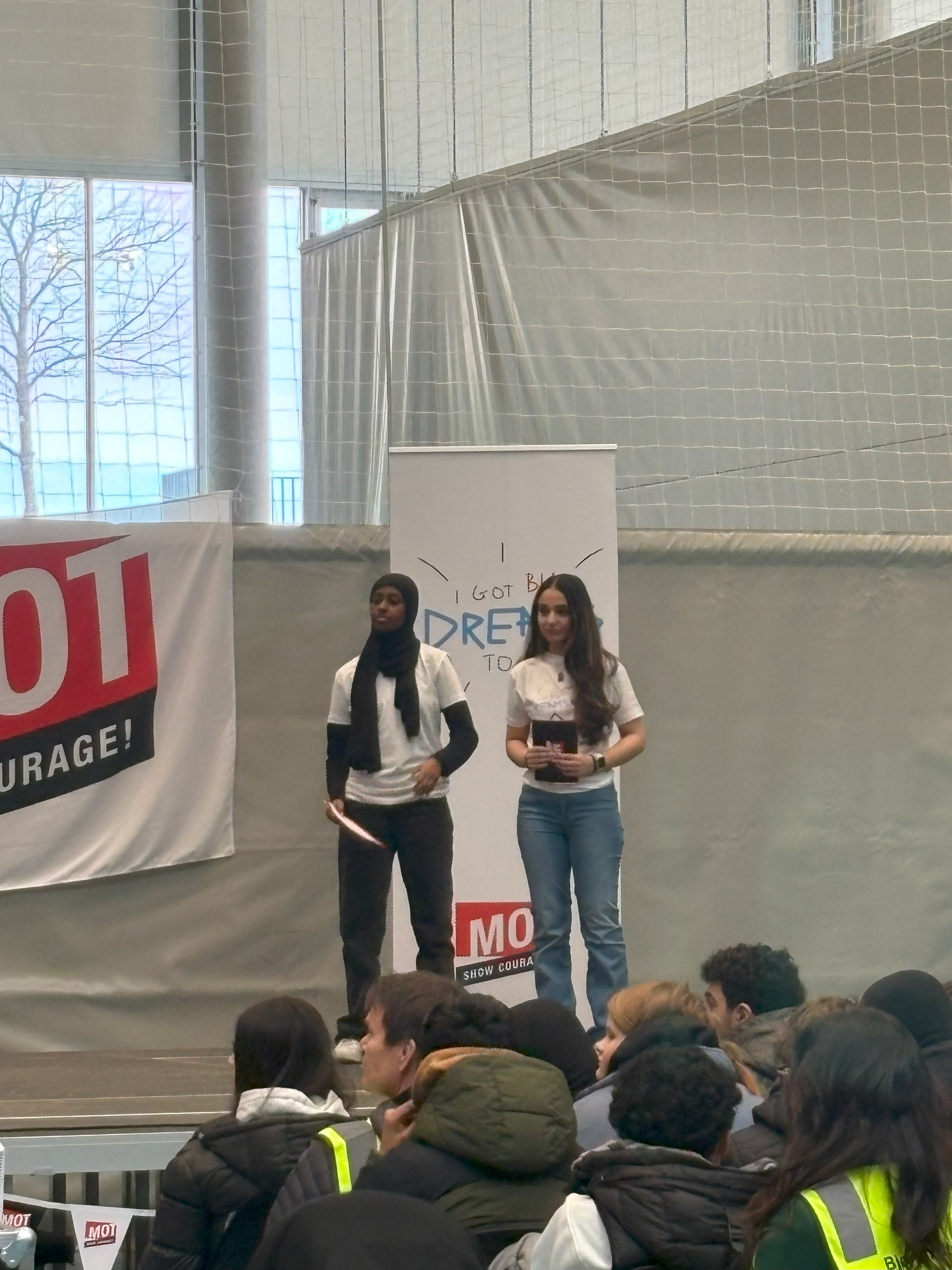 en person og person som står på en scene med en folkemengde som ser på