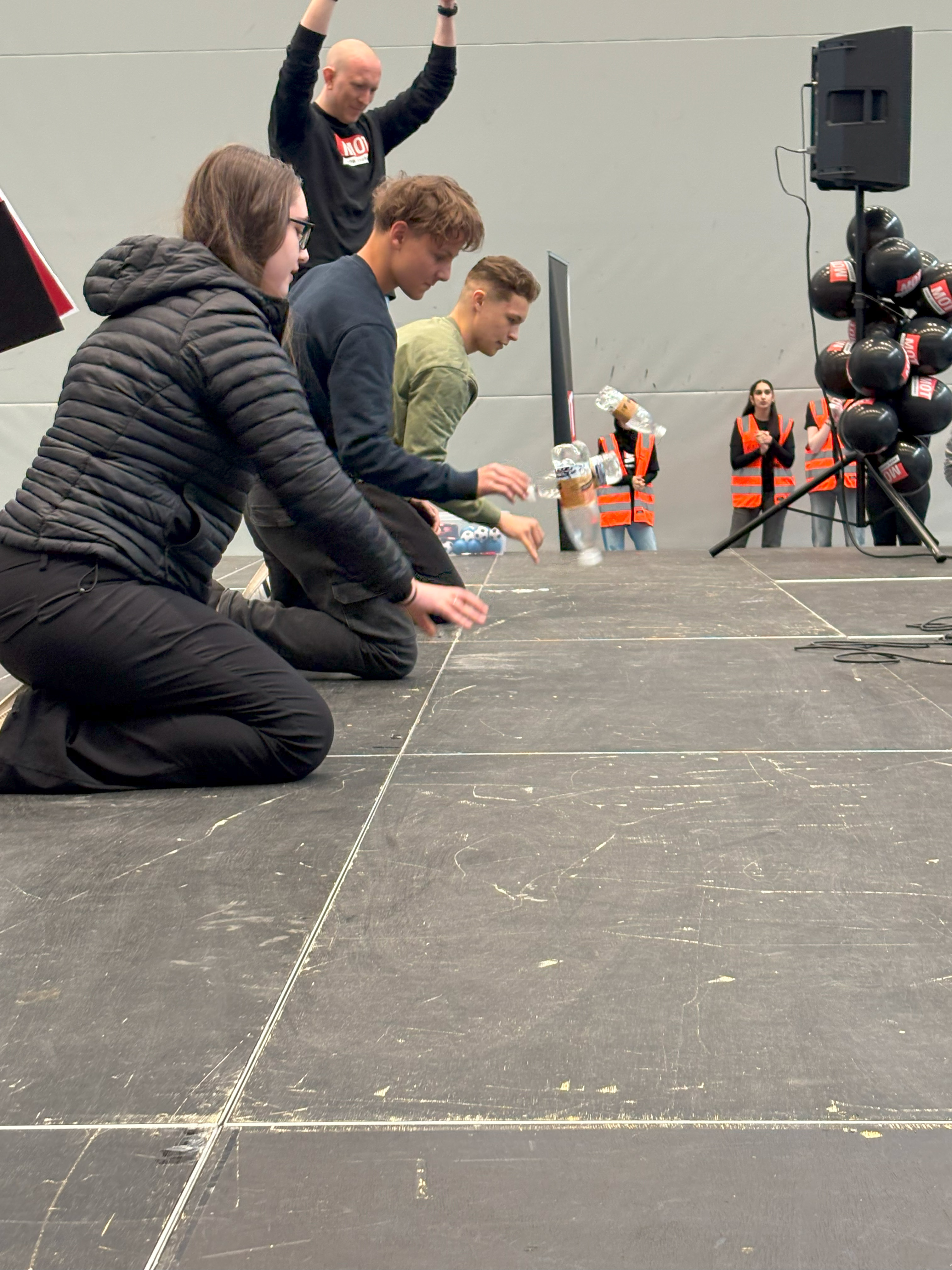 en gruppe personer i et rom