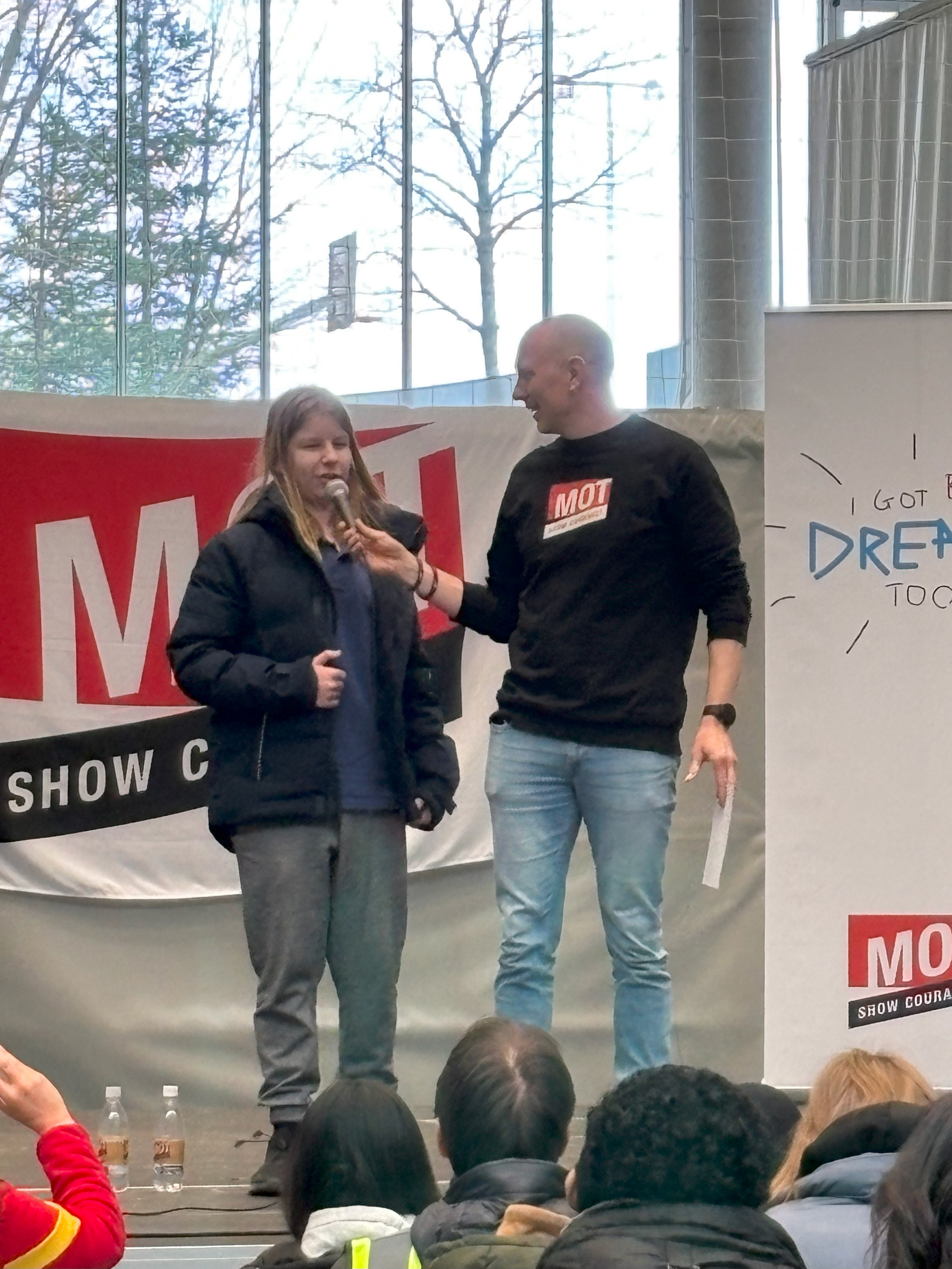 en person og person som står foran en folkemengde