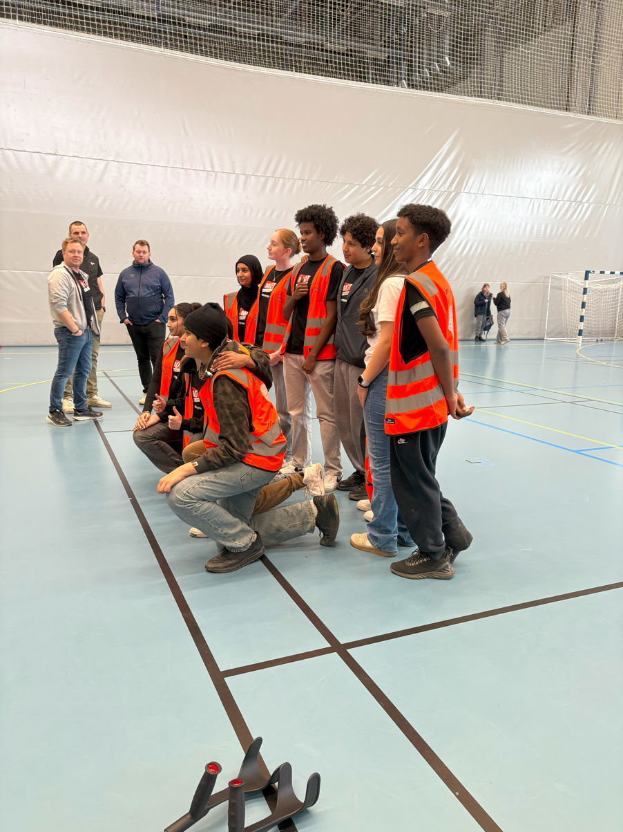 En gruppe mennesker på en båt