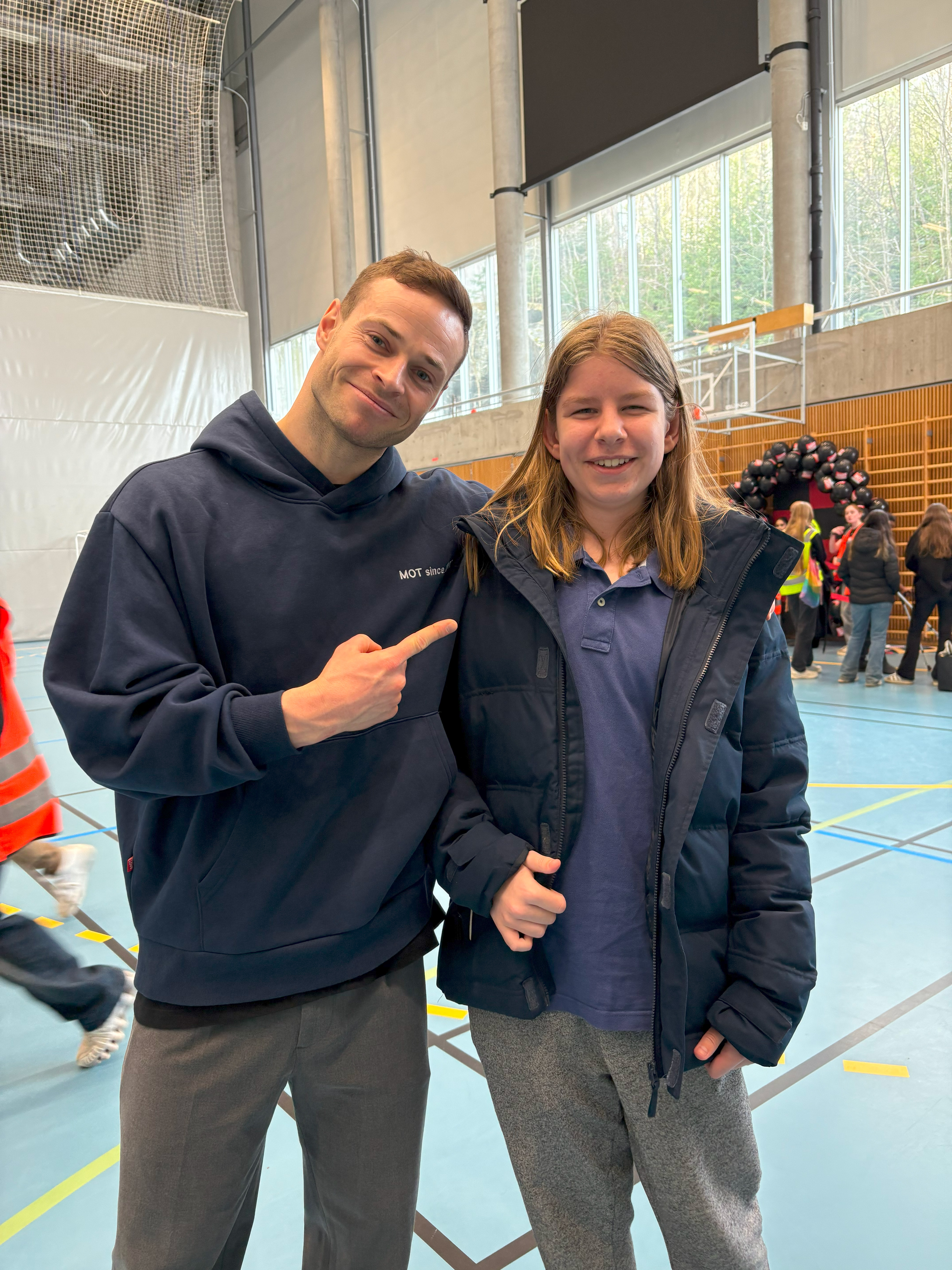 en person og person som poserer for et bilde