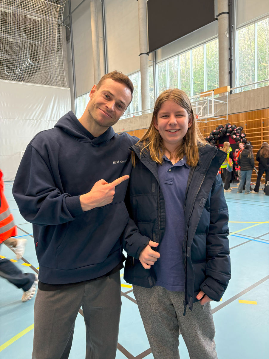 en person og person som poserer for et bilde