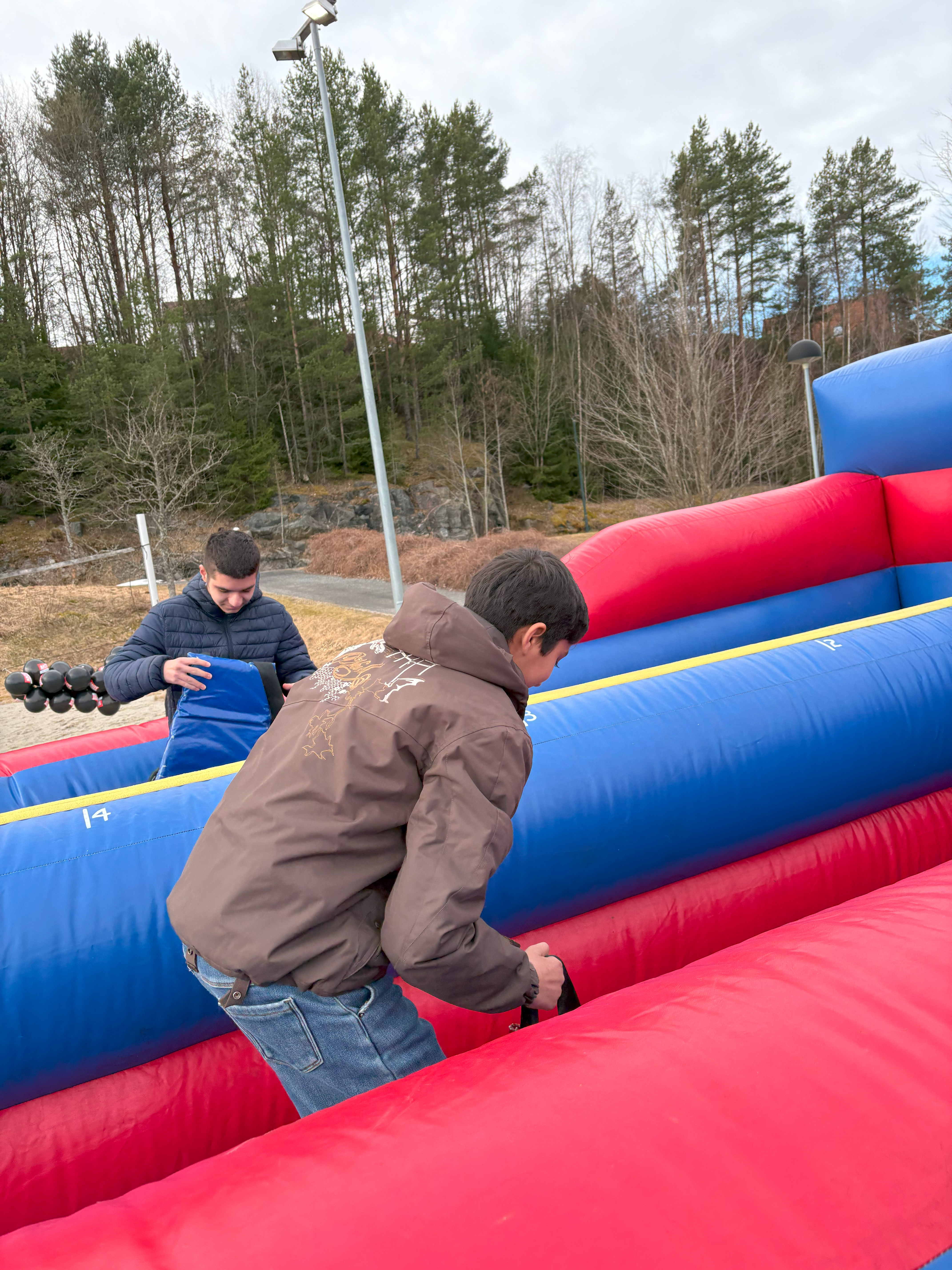 et par menn på et stort blått og gult telt