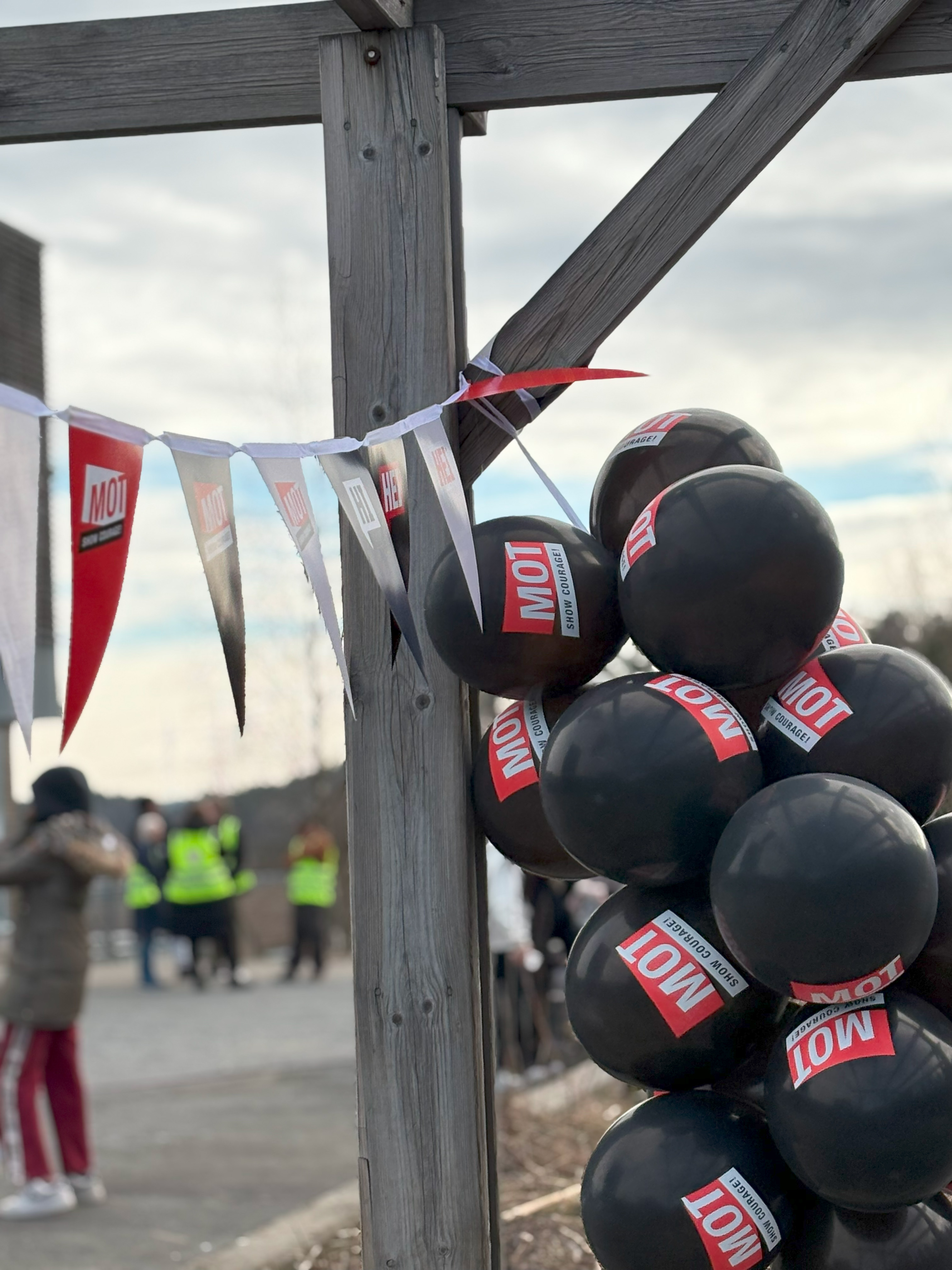 en gruppe mennesker som bruker hjelm
