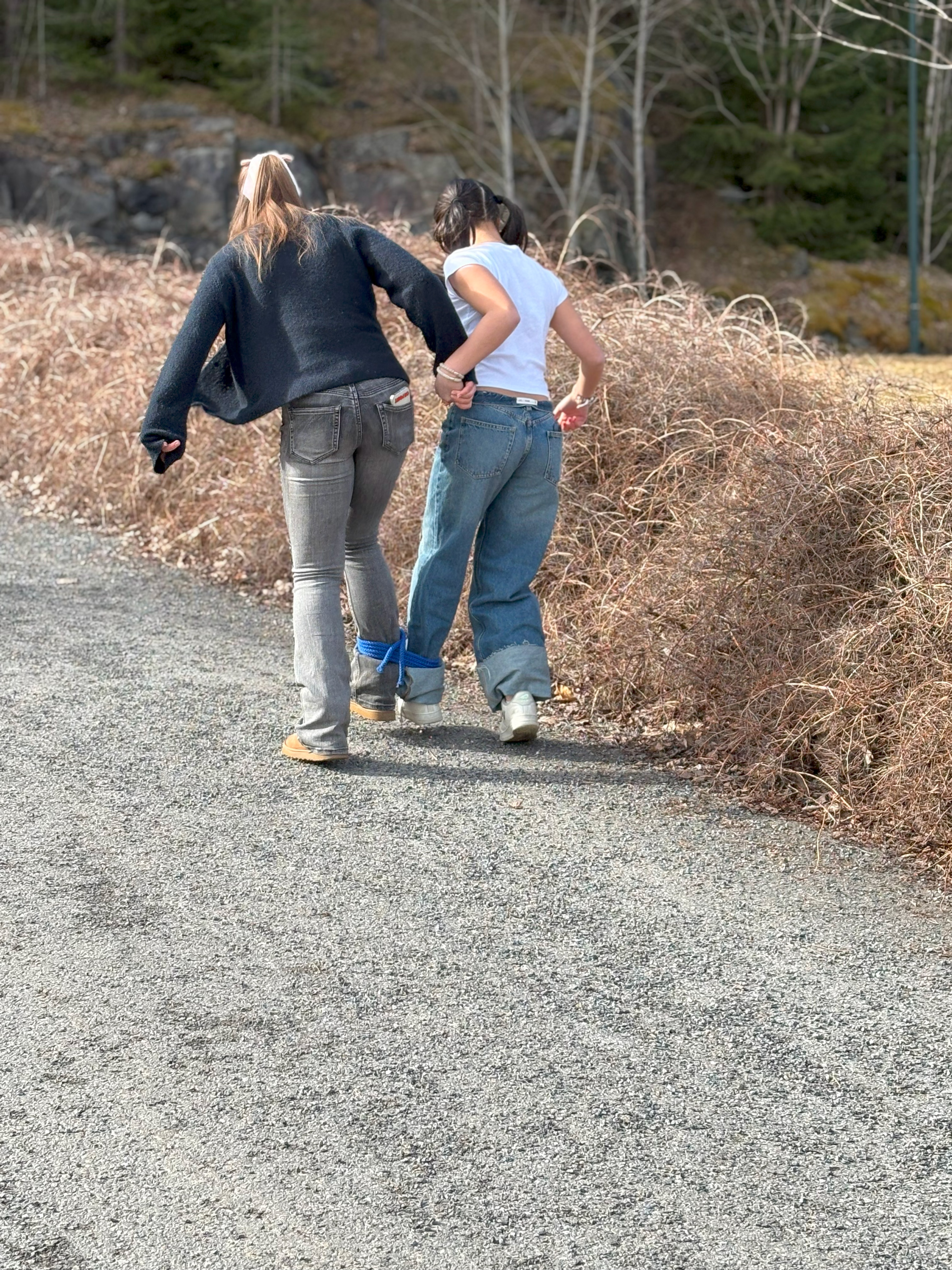 to personr som går på en vei