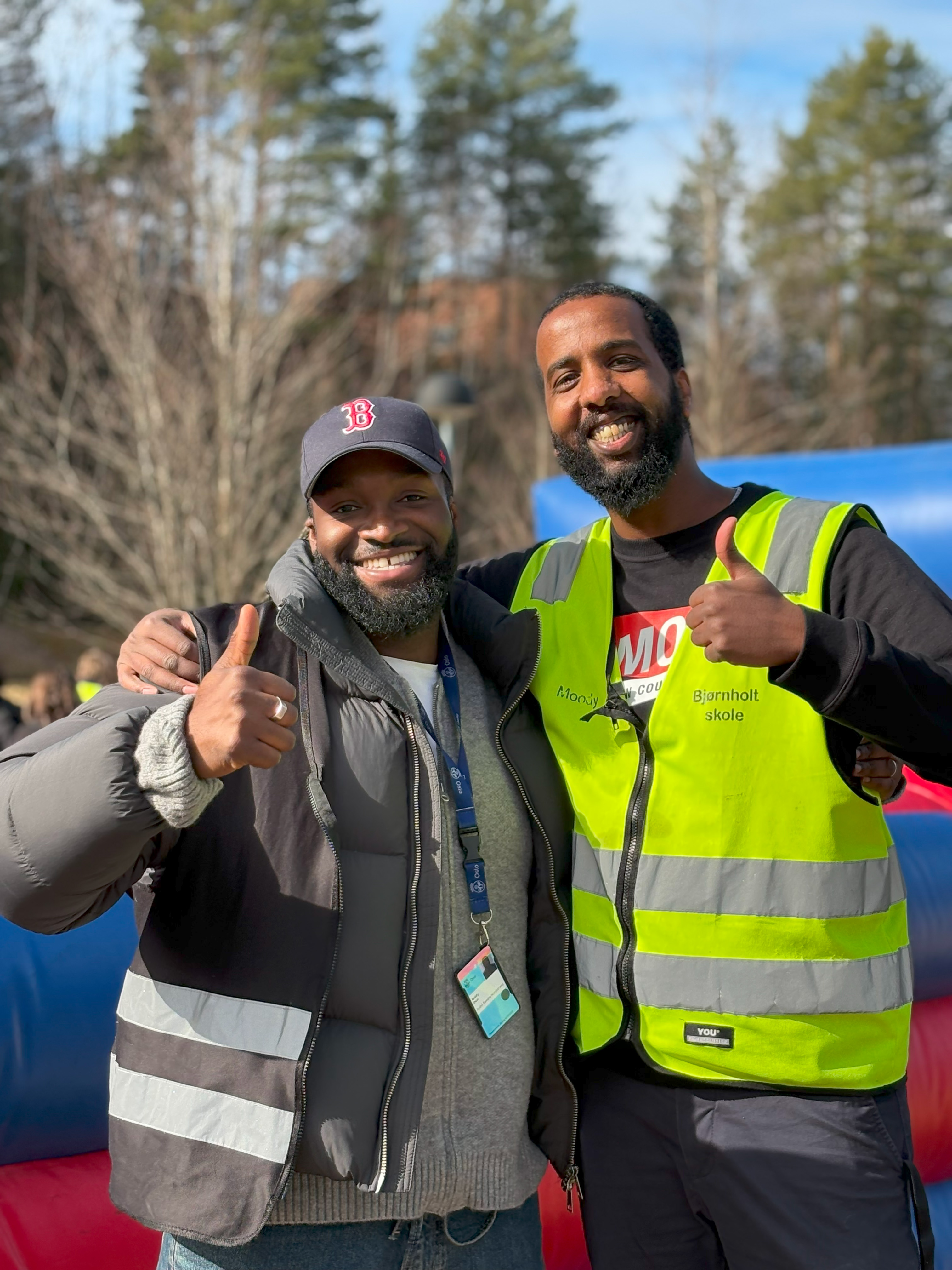 to menn som poserer for et bilde