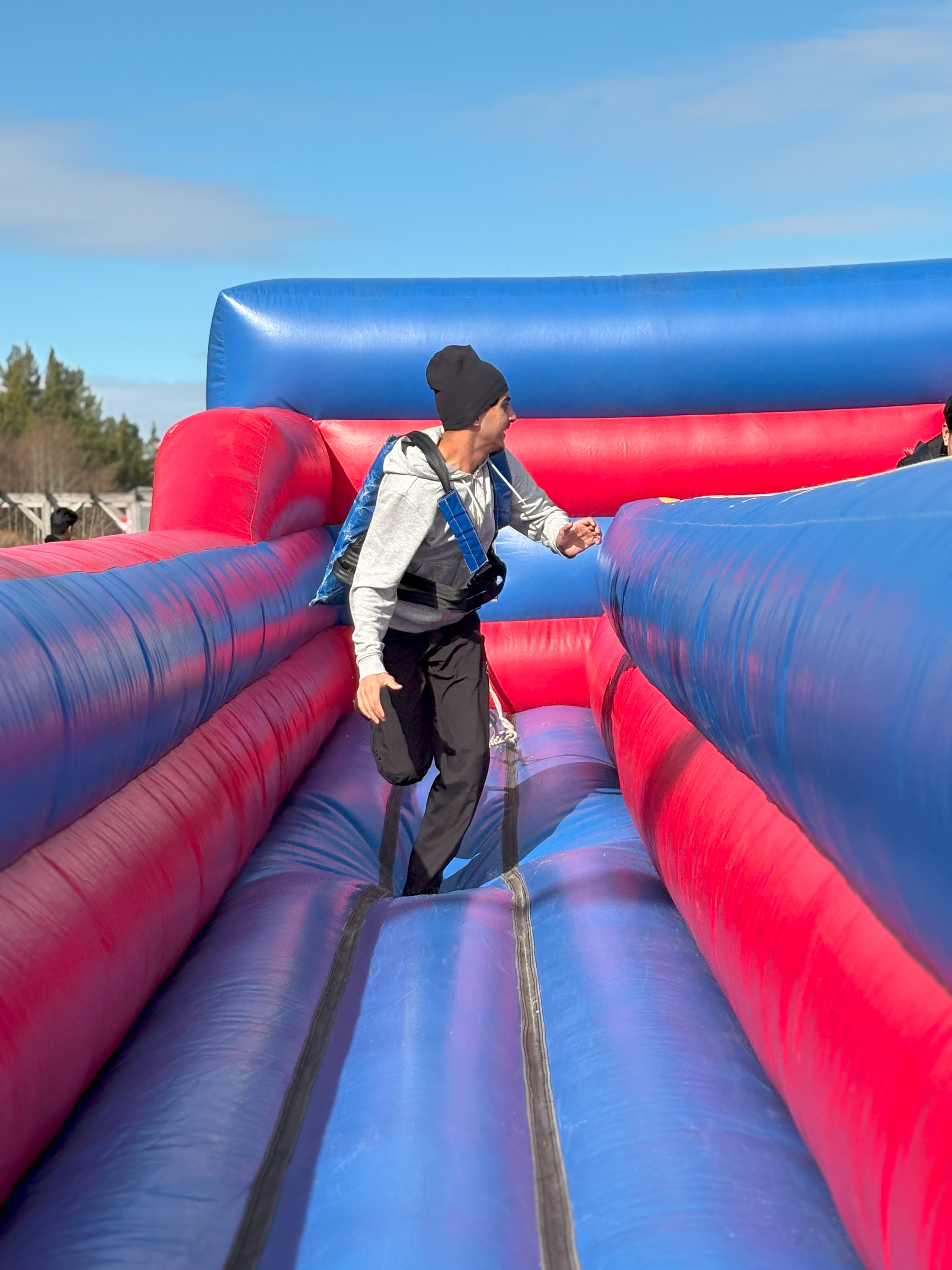 en person som står på en stor rød og blå sklie