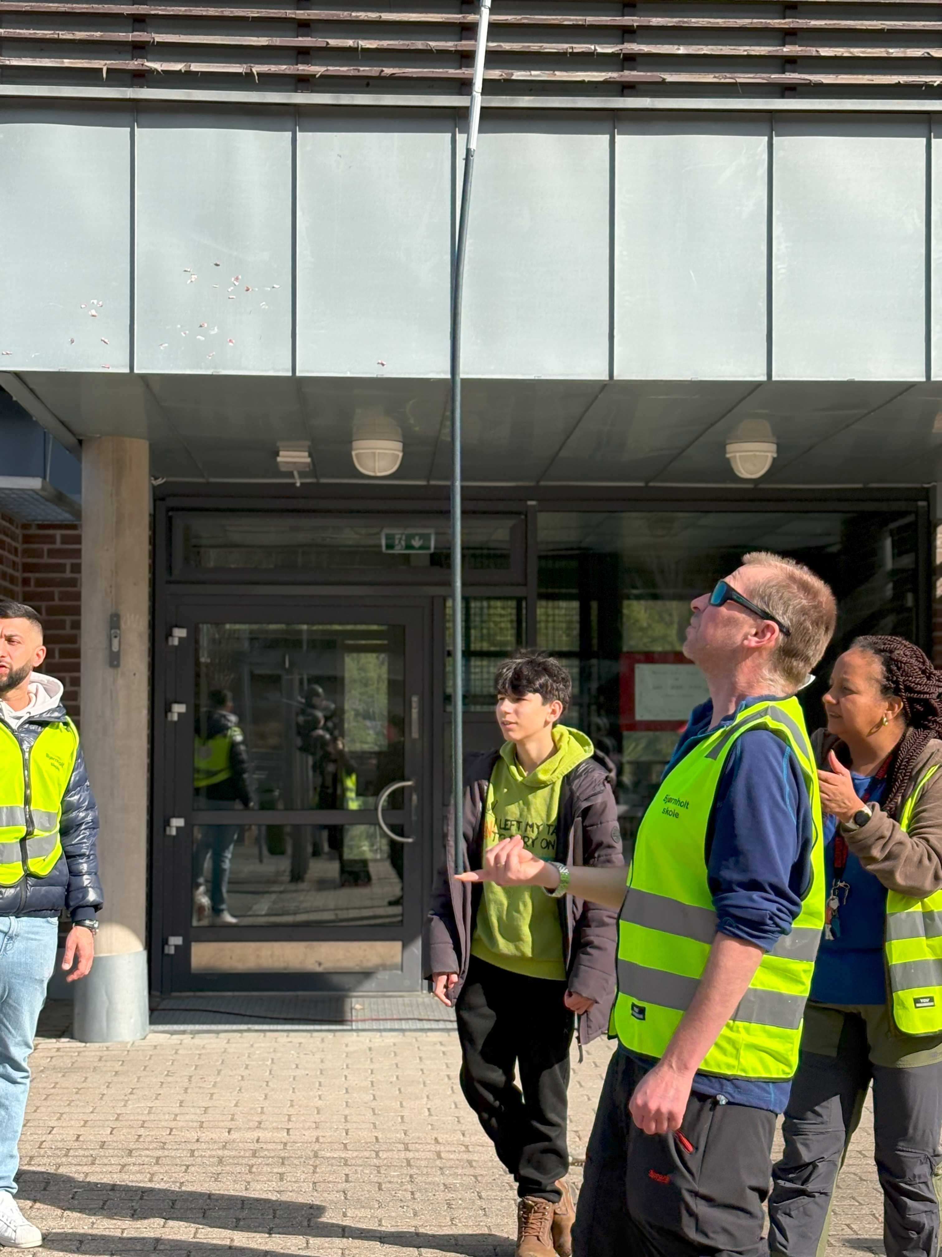 En gruppe mennesker som har på seg sikkerhetsvester