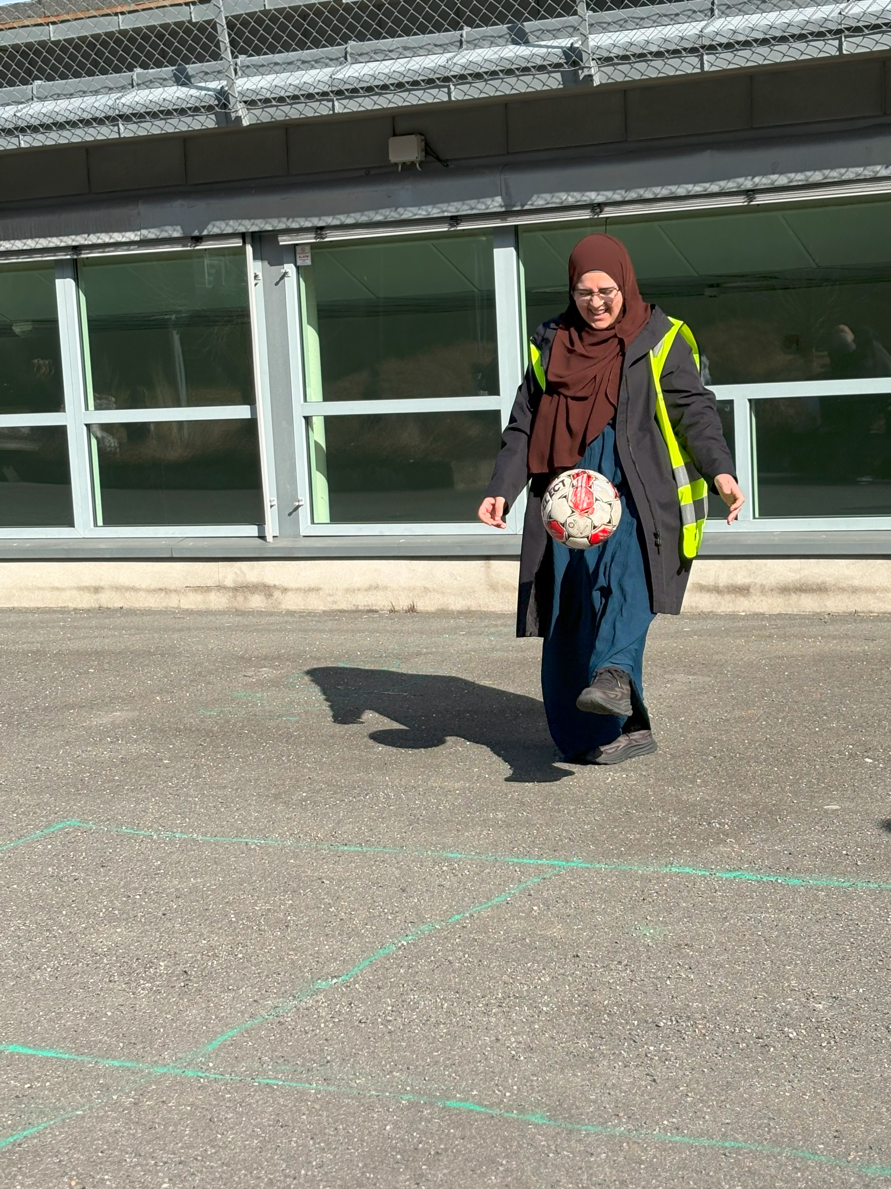 en person som har på seg et plagg