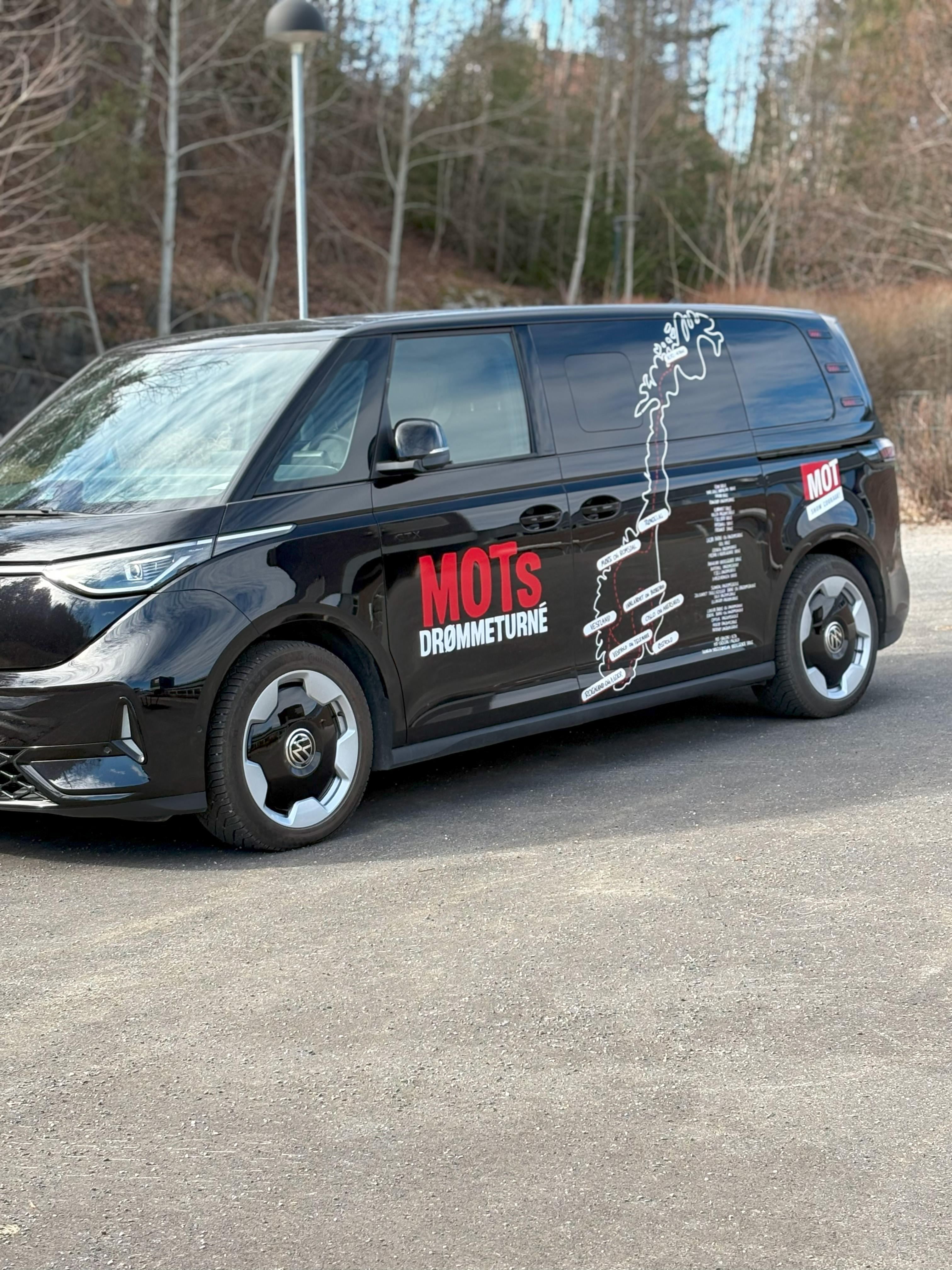 en bil med grafisk design på