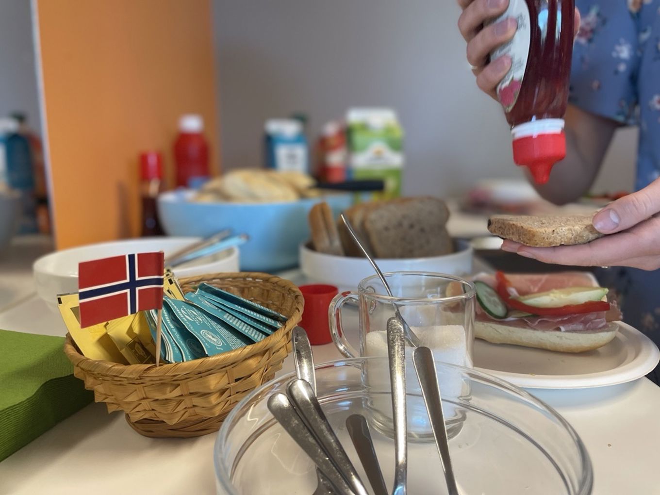 en person som heller en drink i et glass